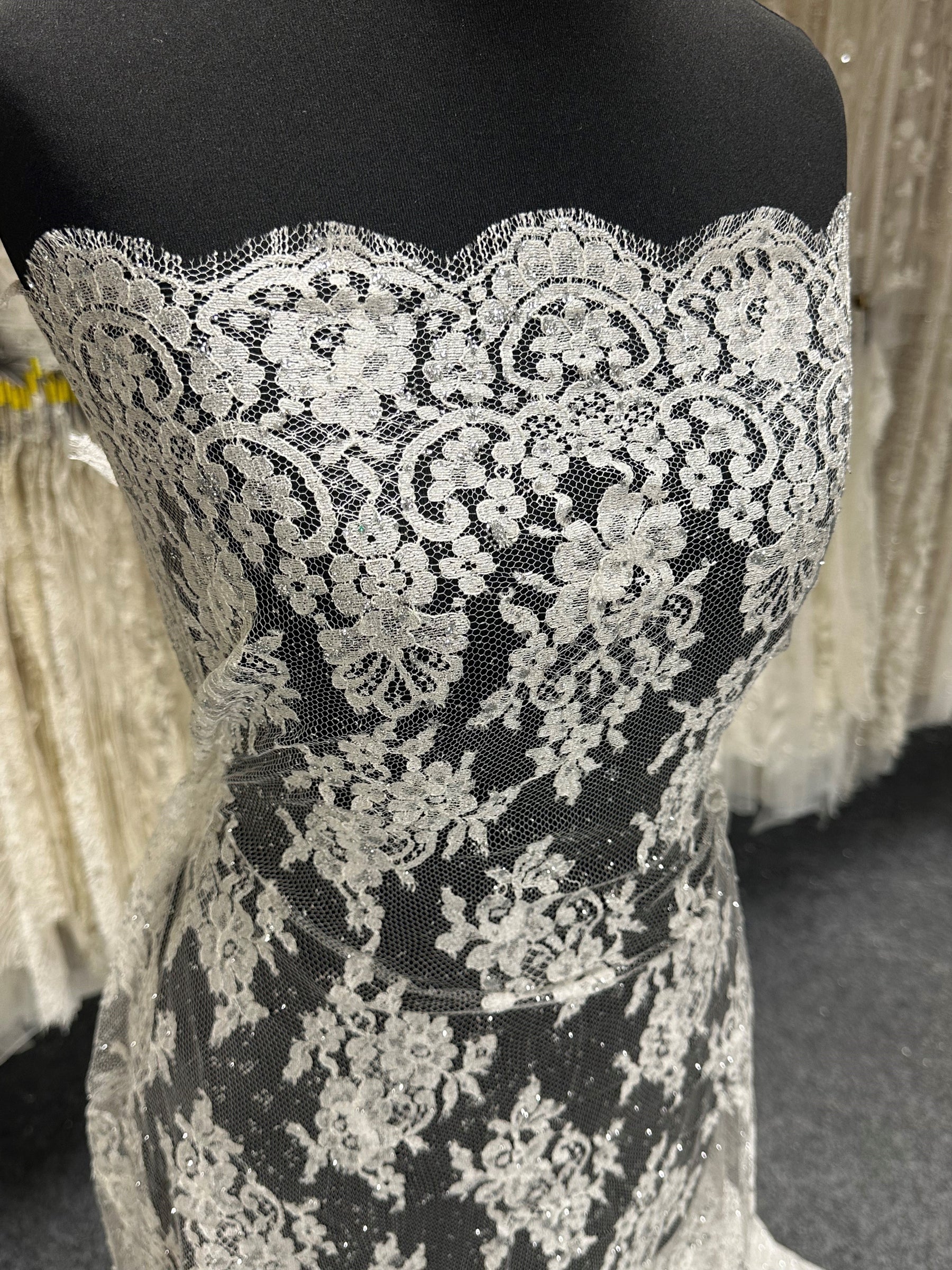 Chantilly-Spitze in Elfenbein und Silber – Natasha