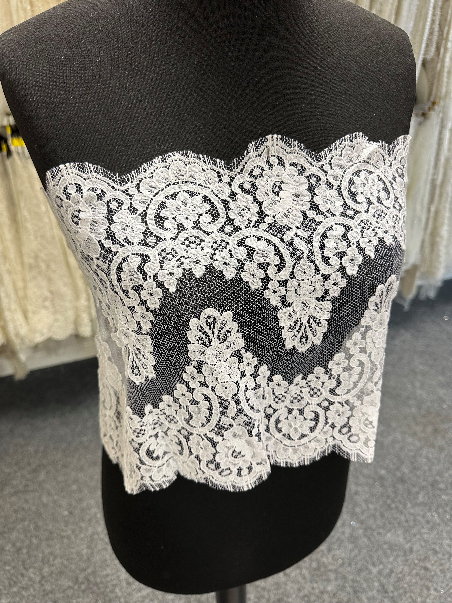 Weißer Chantilly-Spitzenbesatz – Natasha