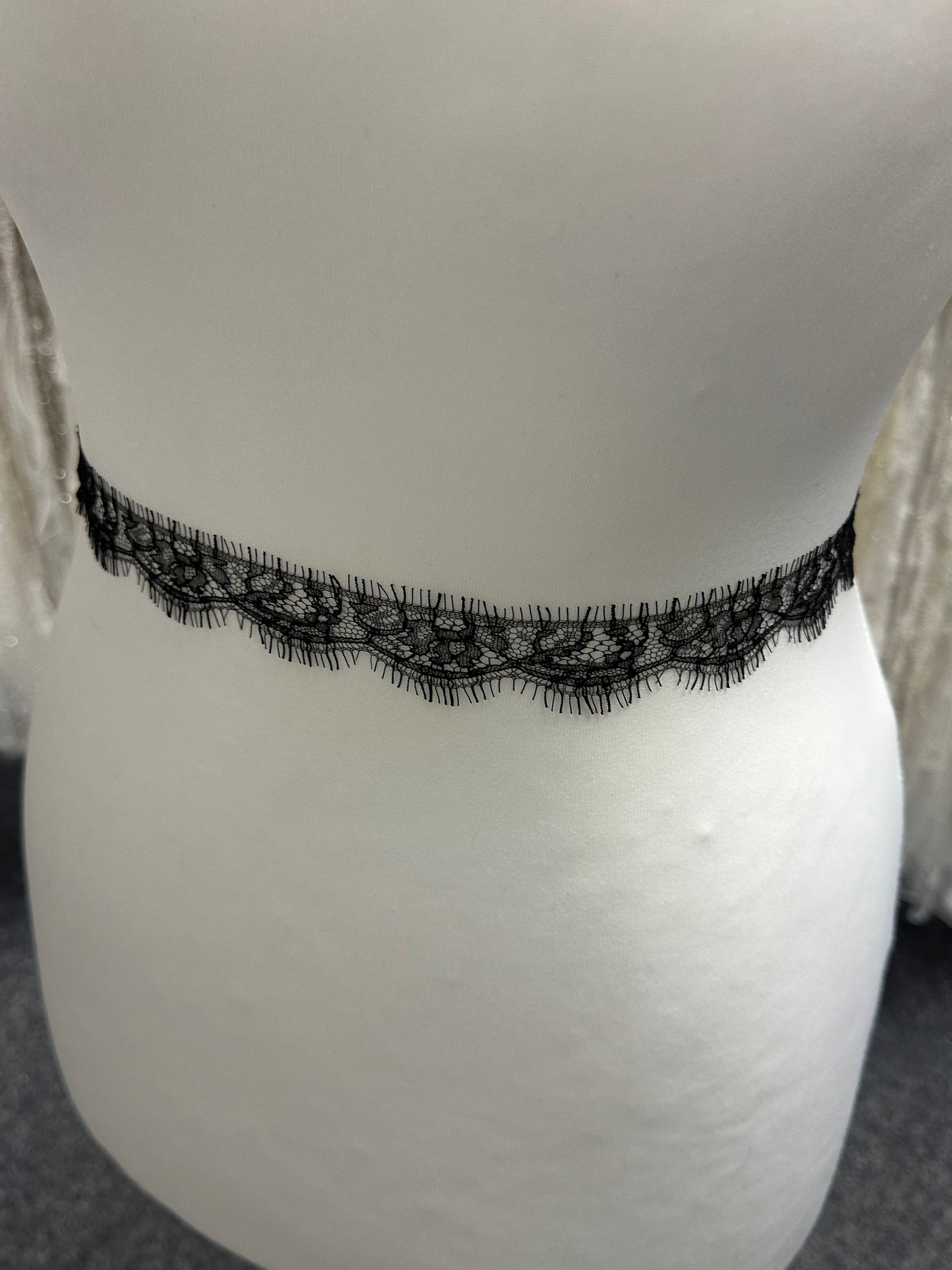 Schwarzer Chantilly-Spitzenbesatz – Anna