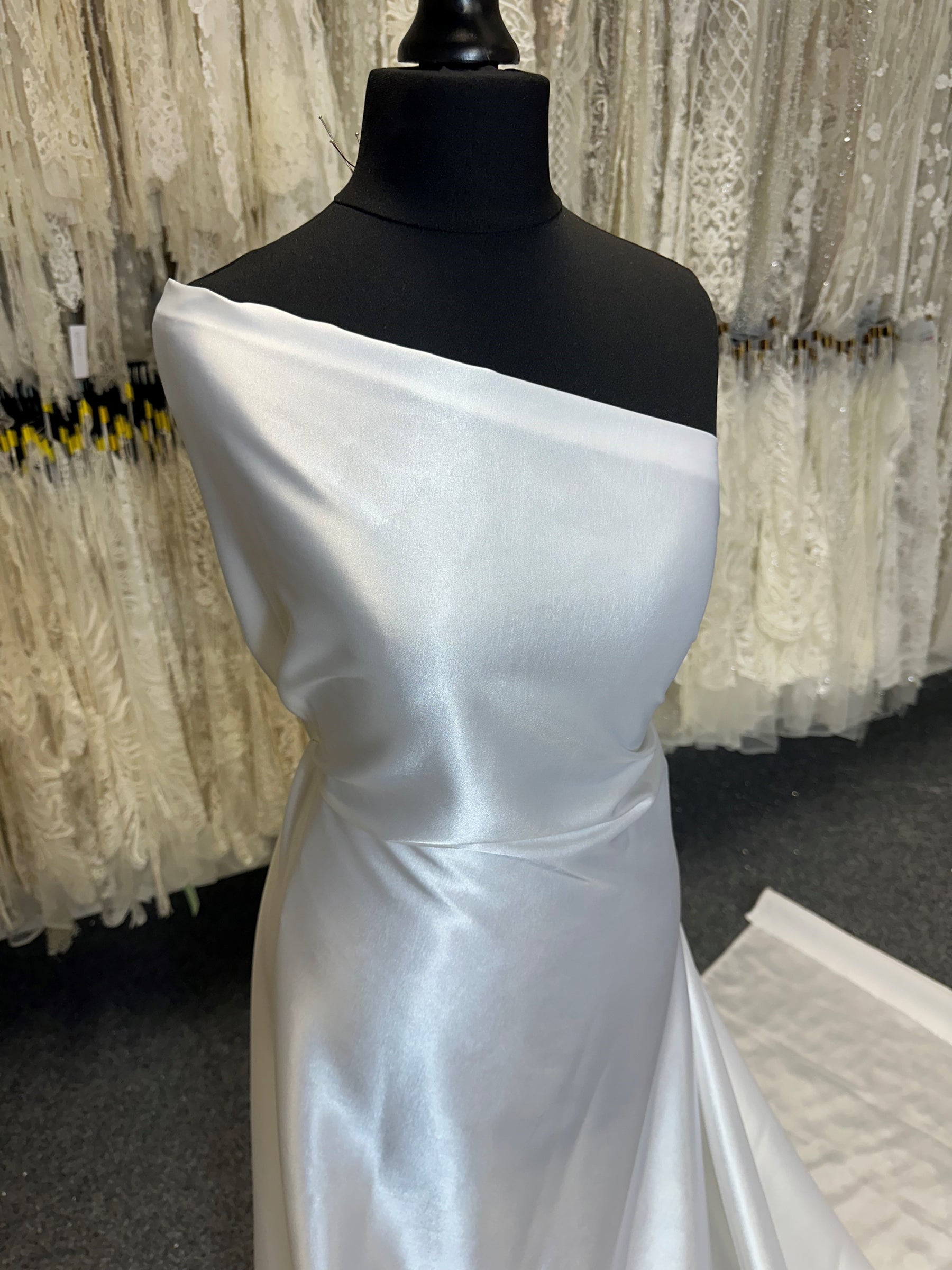 Weißer Polyester-Stretch-Satin - Weisheit