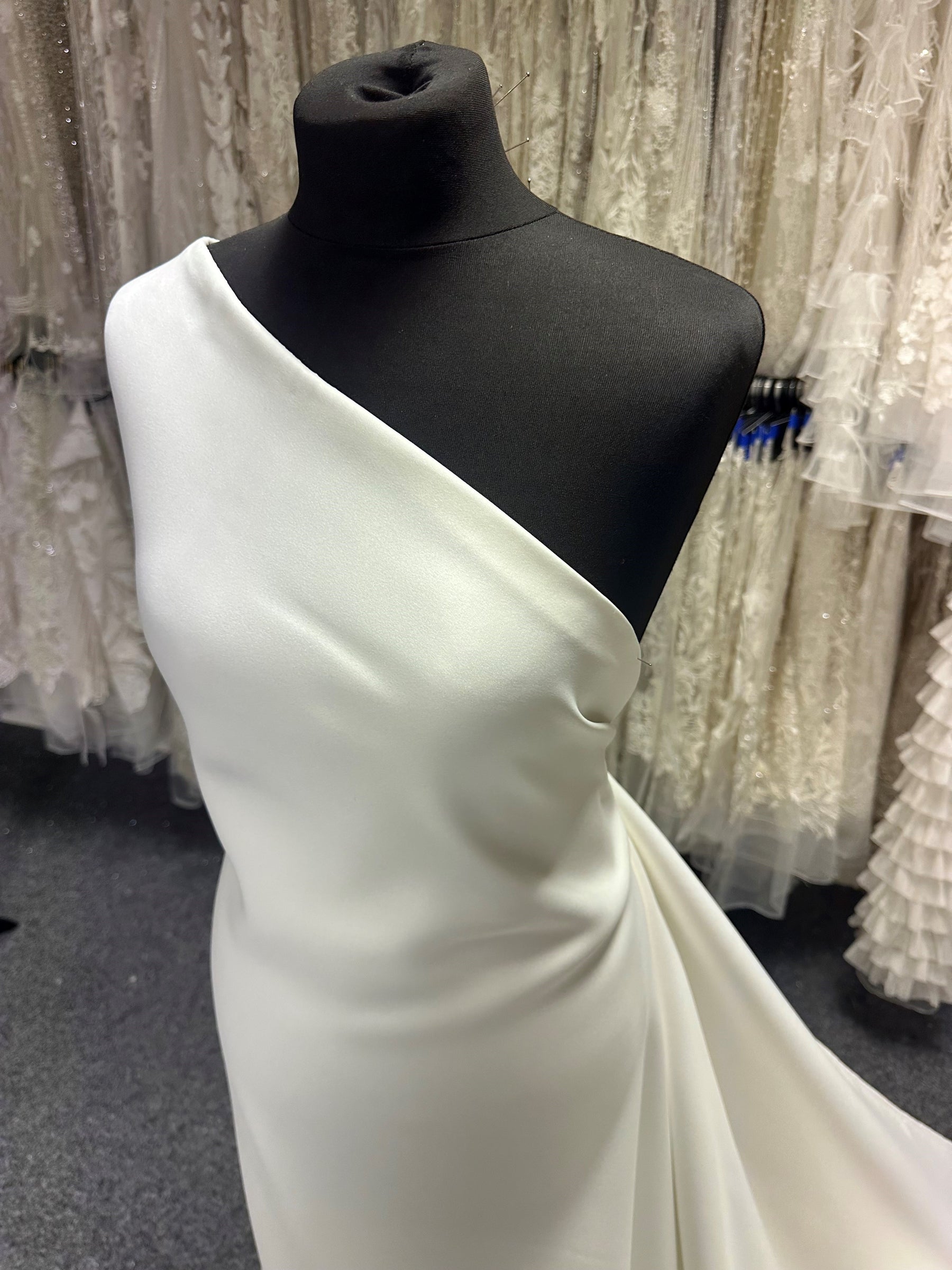 Elfenbeinfarbener schwerer Polyester-Satin – Queen