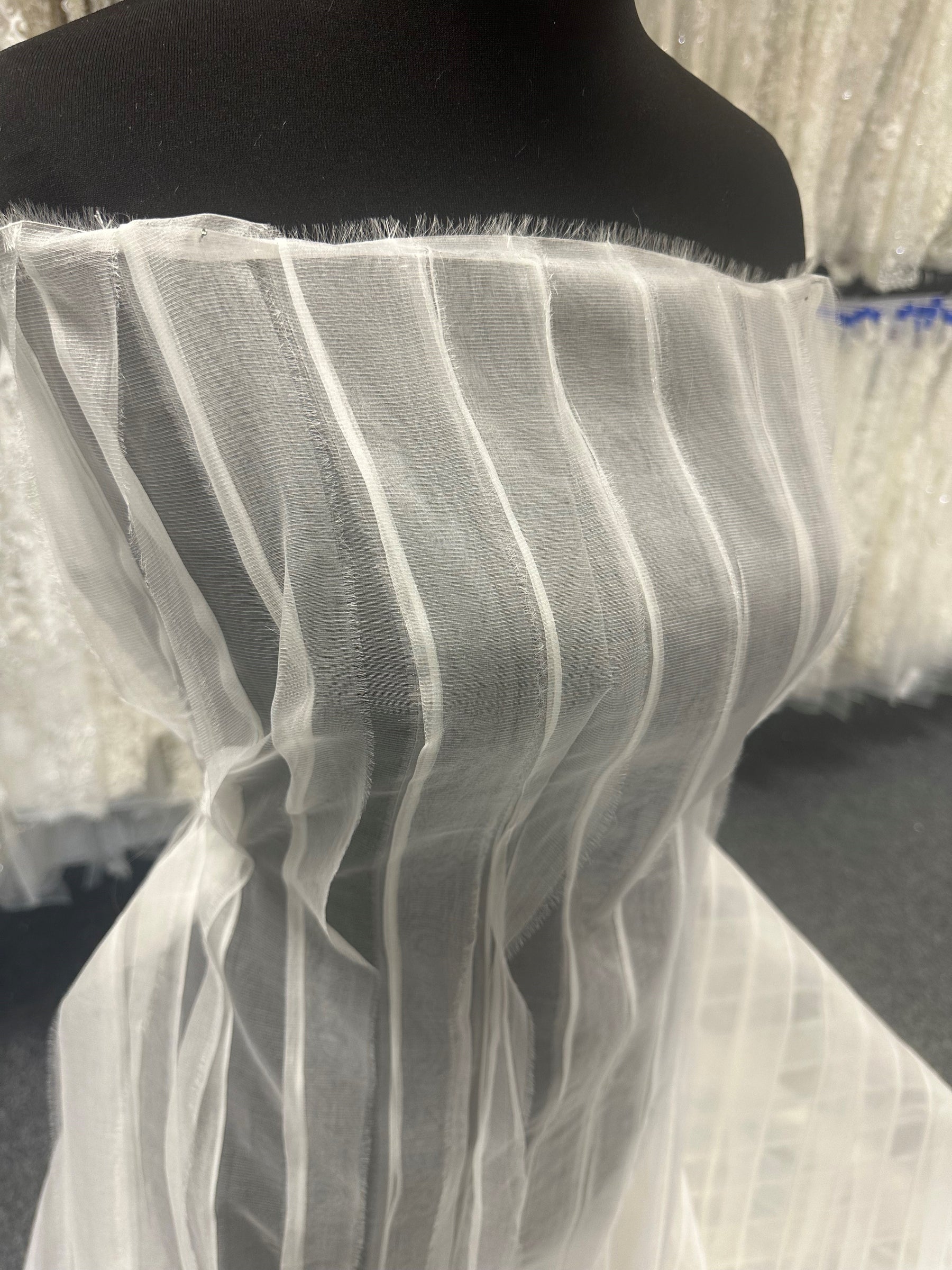 Elfenbeinfarbener plissierter Seidenorganza – Samba