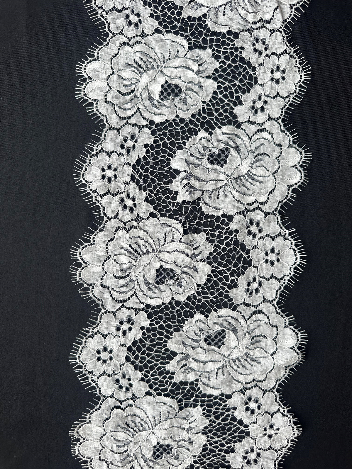 Elfenbeinfarbener Chantilly-Besatz - Florian