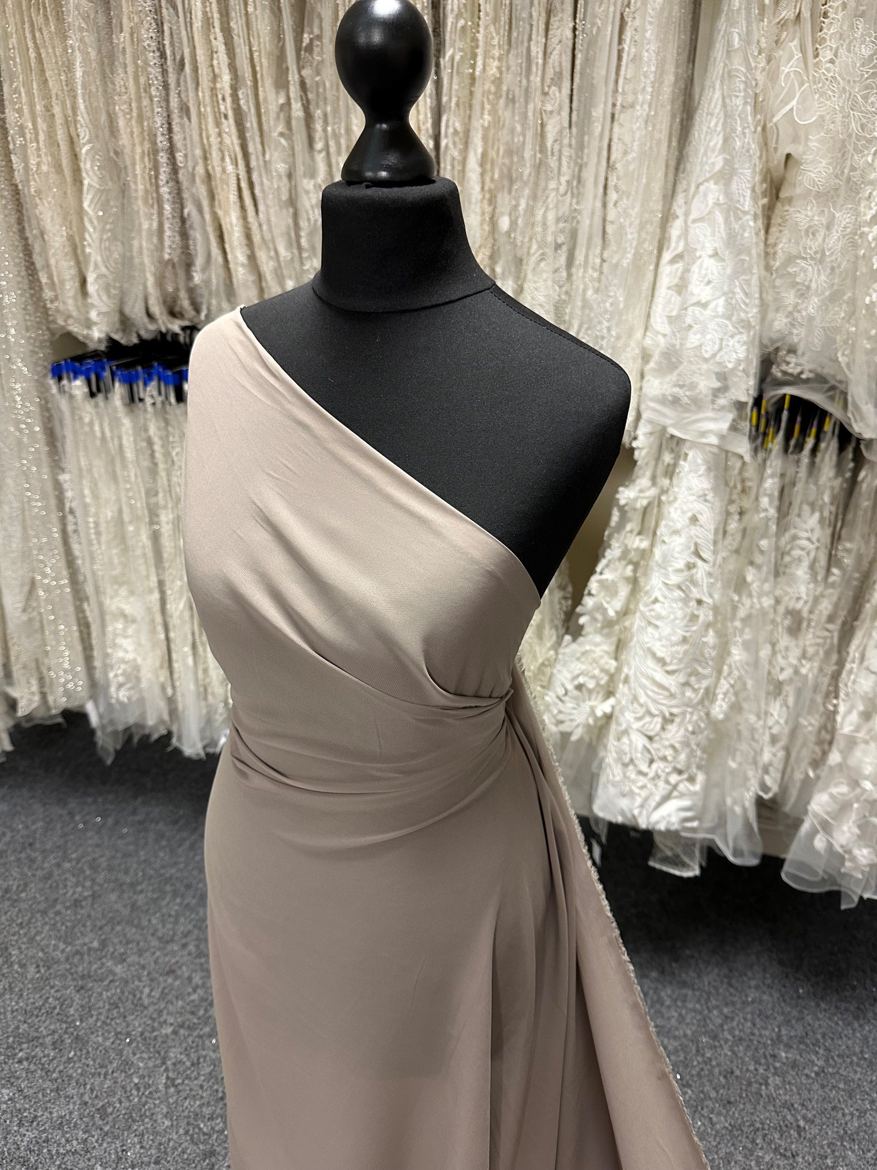Taupefarbener Polyester-Chiffon-Stoff – Serendipity