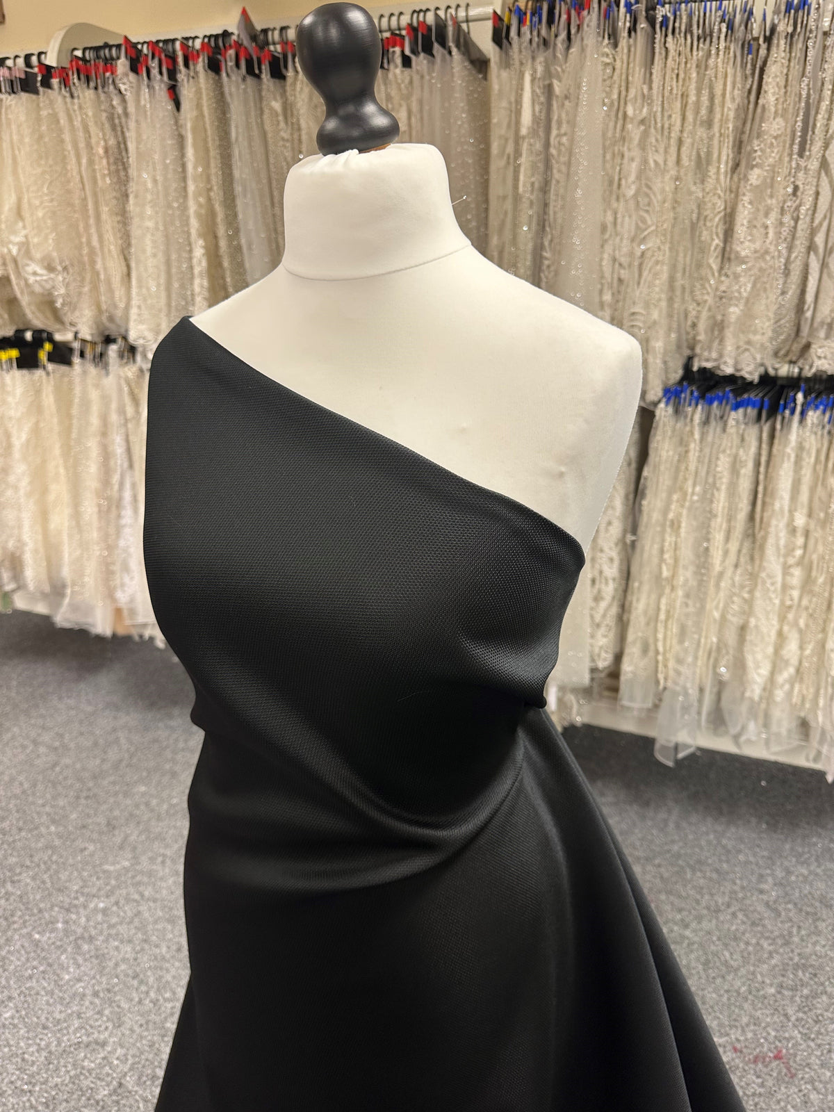 Schwarzes Mikado aus Seidenmischung – Jamboree