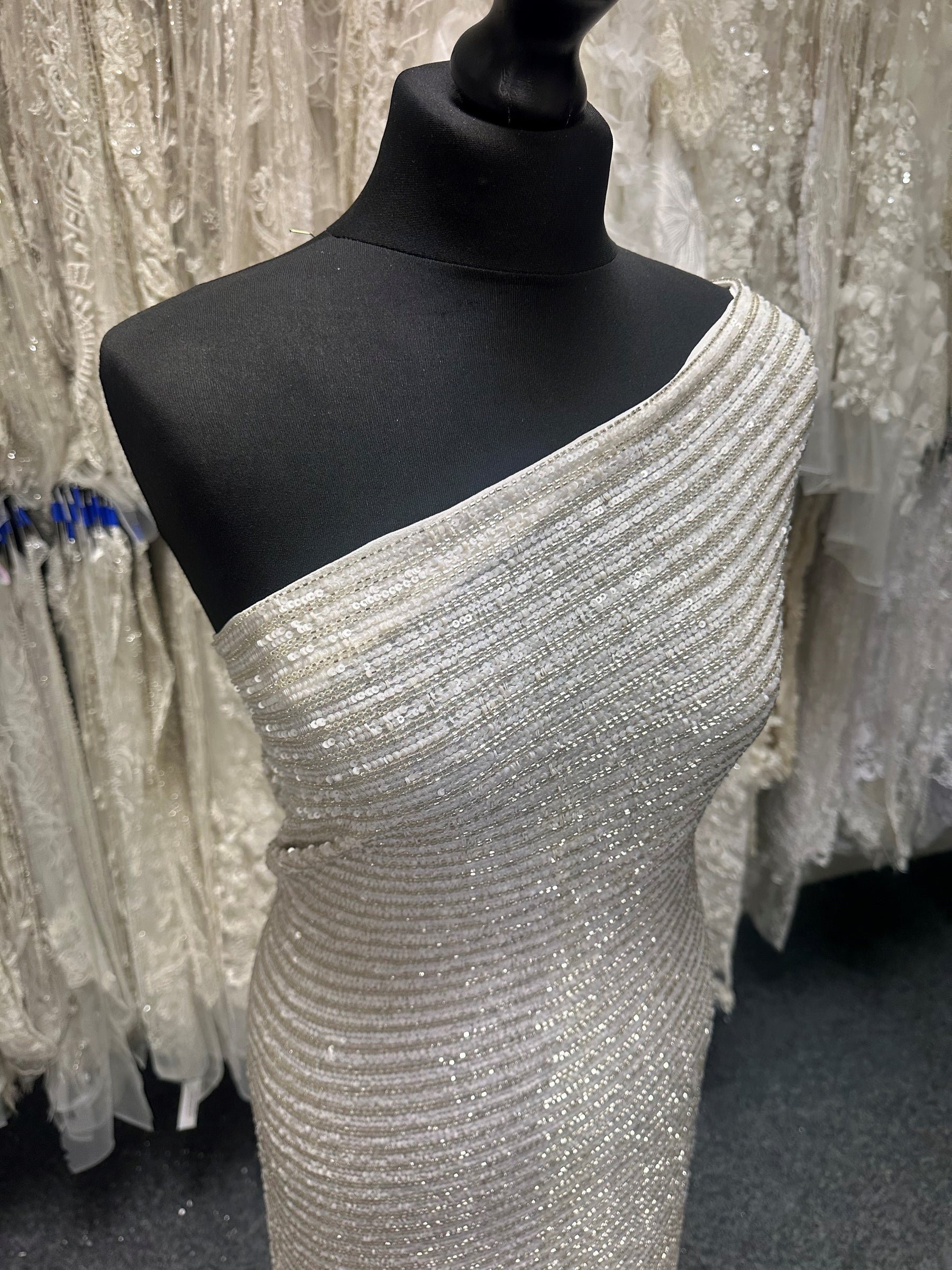 Elfenbeinfarbener Georgette mit Pailletten – Lilyana