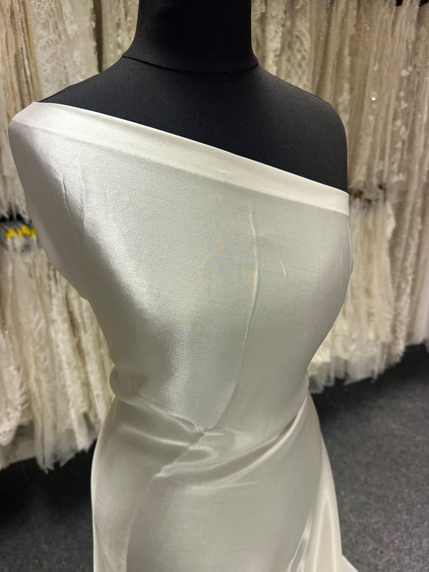 Elfenbeinfarbener Seidensatin-Chiffon - Delicacy
