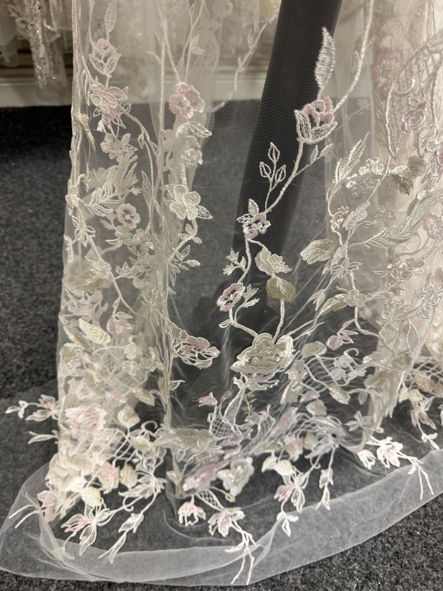 Spitze aus Elfenbein und Rouge – Antonella