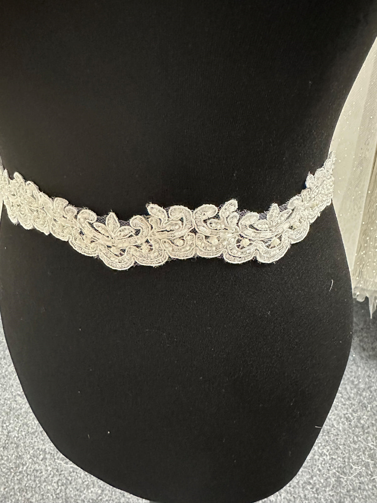 Elfenbeinfarbene Kordel- und Perlenborte – Oberteile (CF)