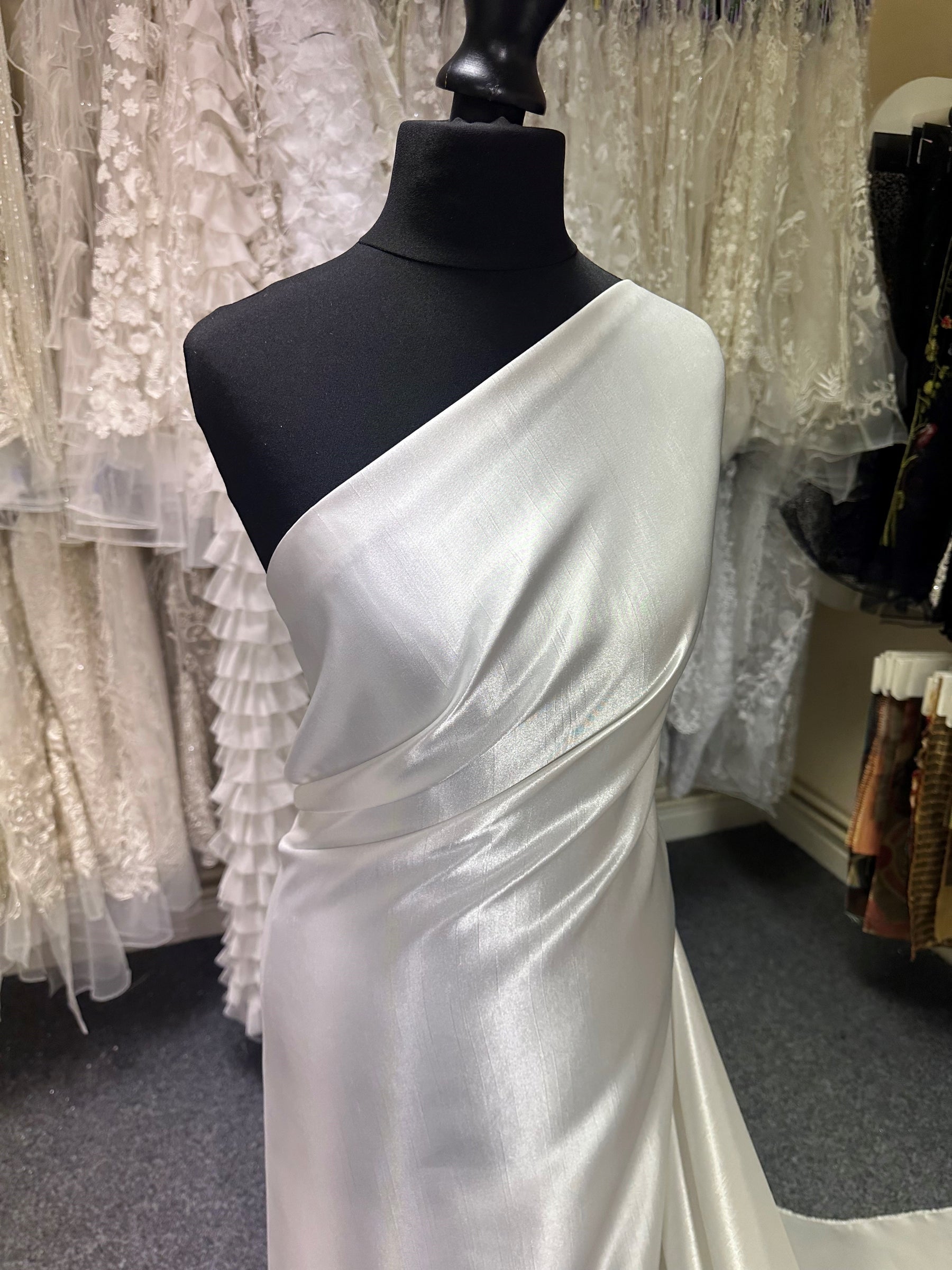 Elfenbeinfarbenes Dupion mit Polyester-Satin-Rückseite – Klarheit