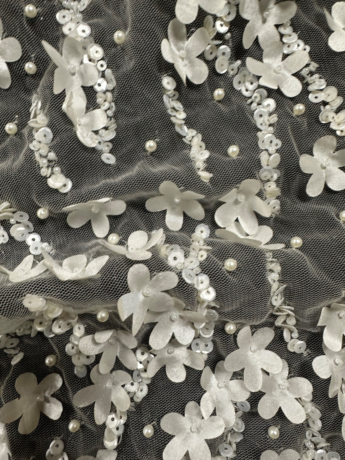 Elfenbeinfarbene, perlenbesetzte Laserspitze - Medaillon