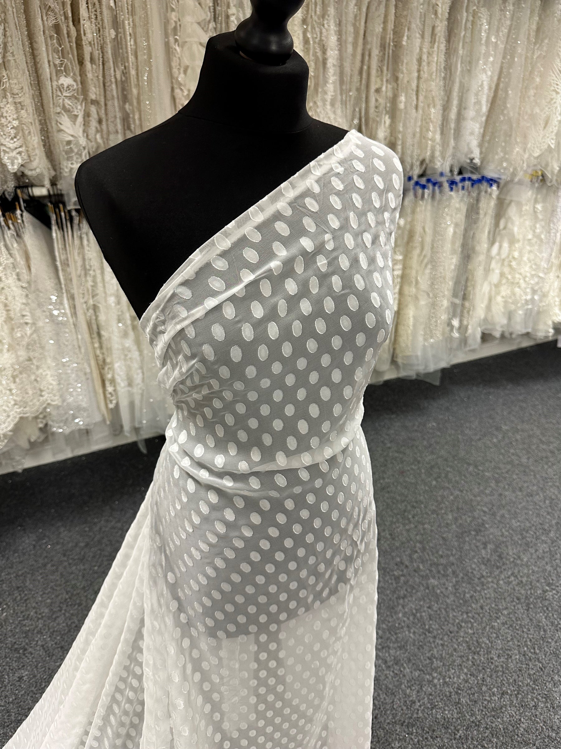 Elfenbeinfarbener Seidenchiffon Fil Coupé mit Punkten – Renard
