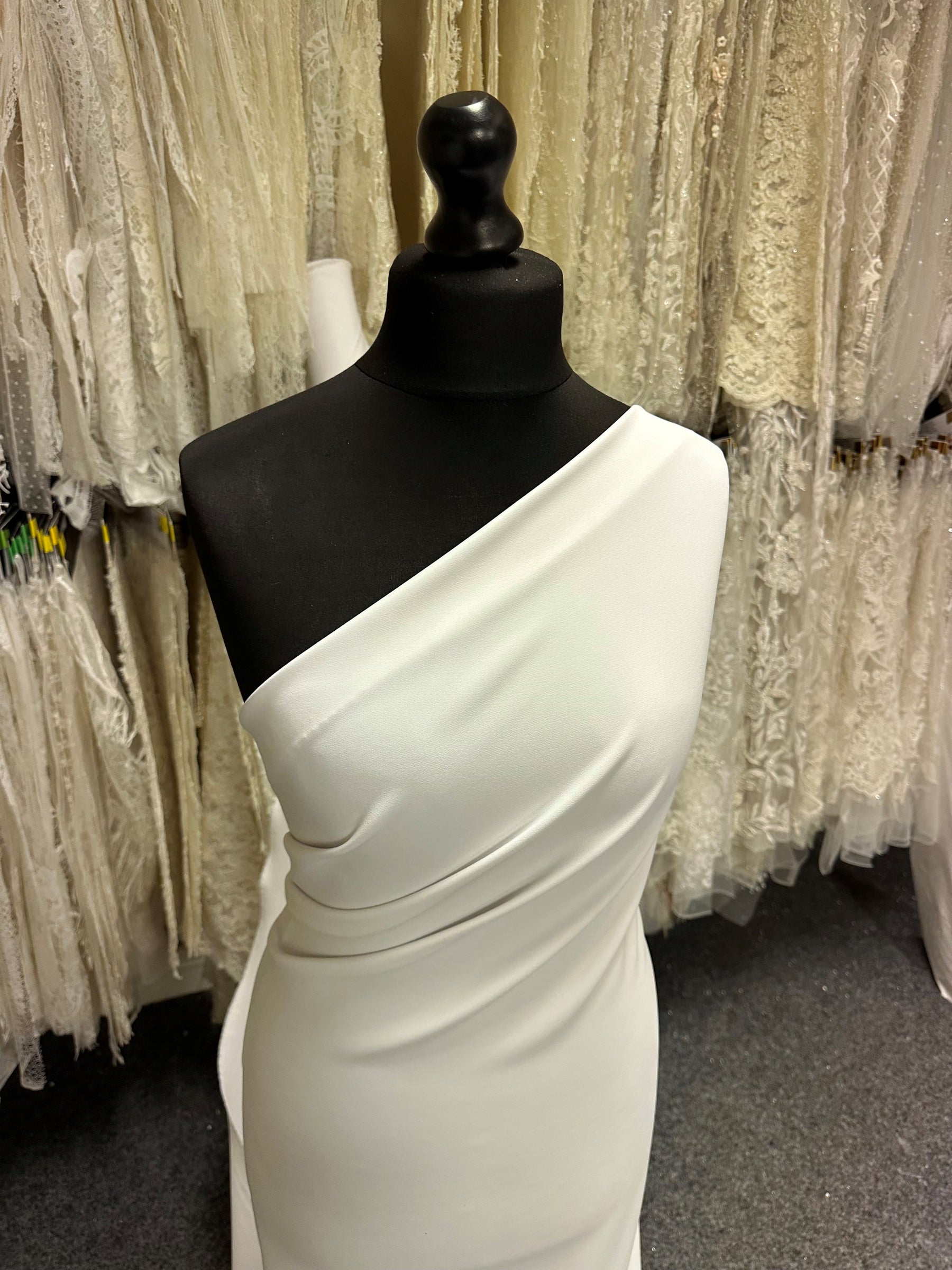 Weißer schwerer Polyester-Krepp – Pamper