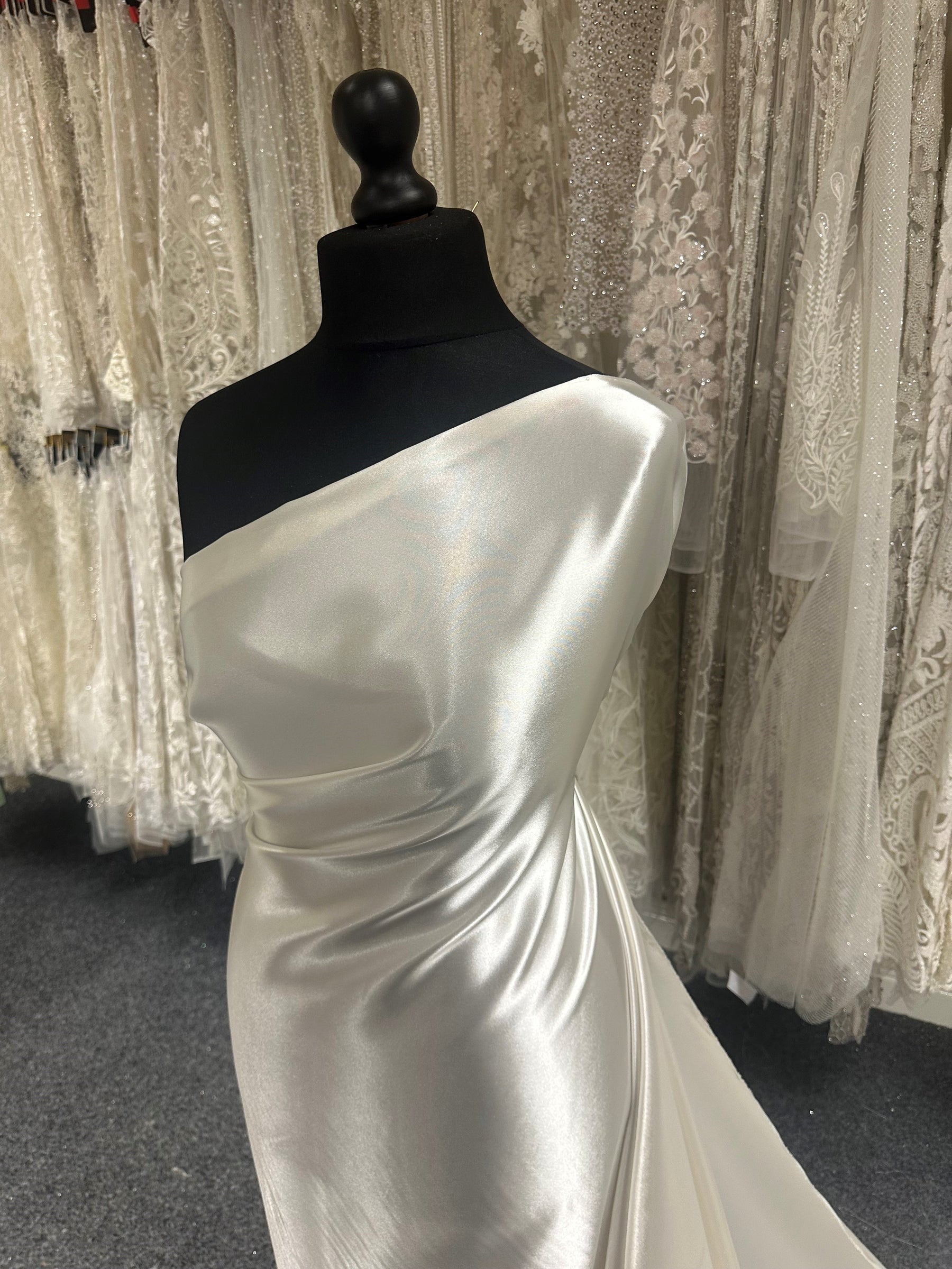 Elfenbeinfarbener Polyester-Stretch-Satin – Courage