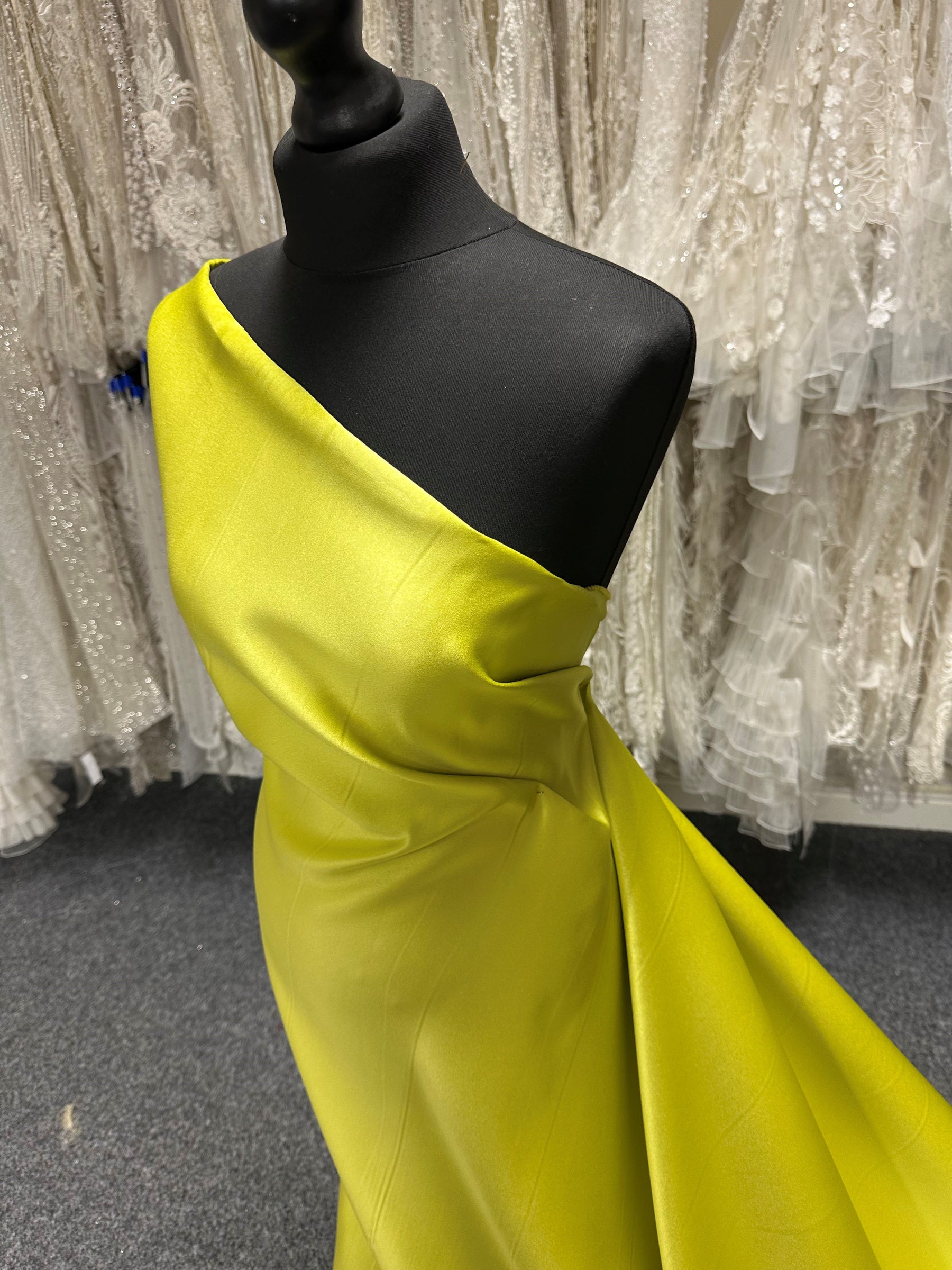 Chartreusefarbener Polyester-Duchesse-Satin – Contessa