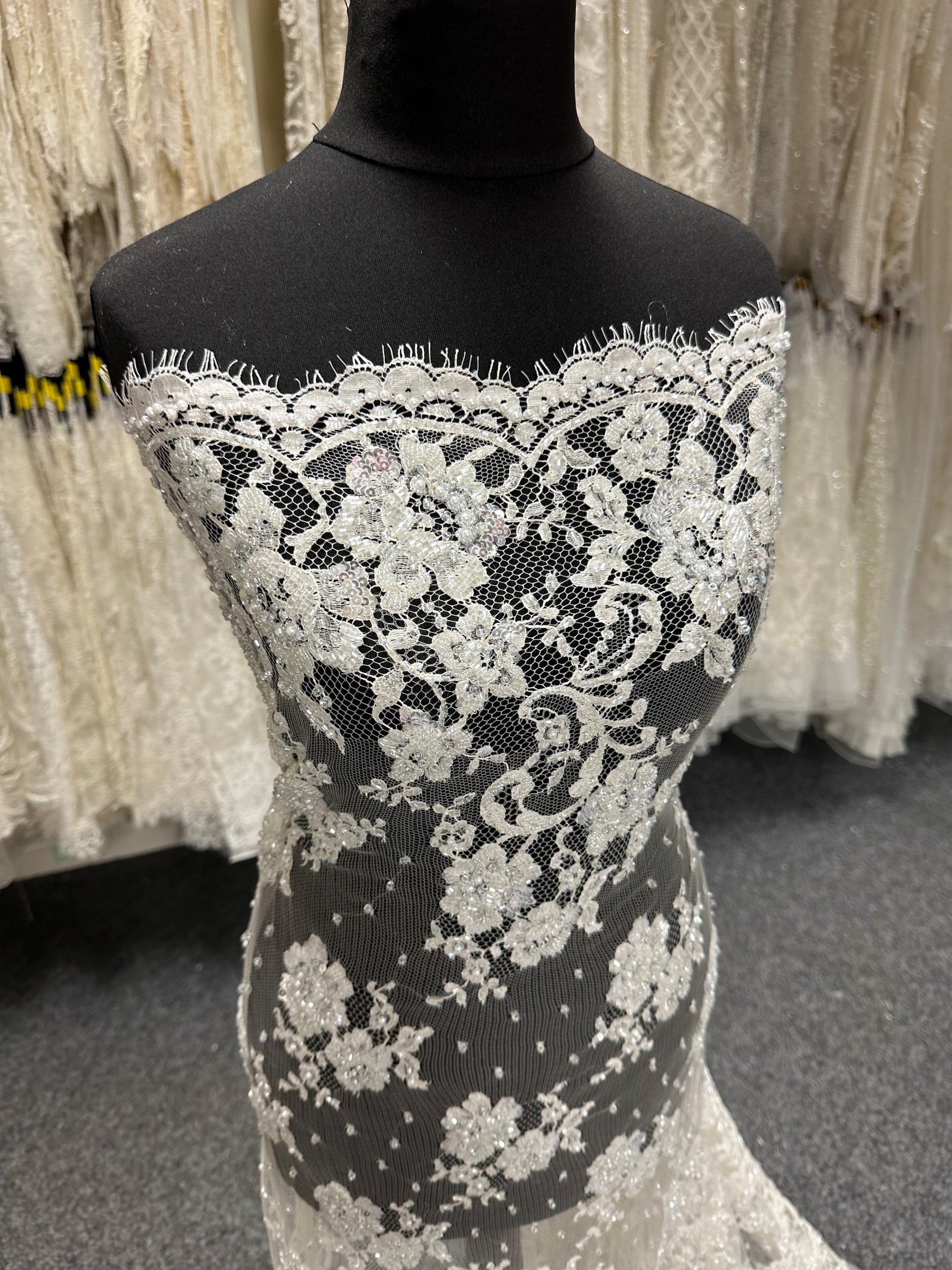 Elfenbeinfarbene Chantilly-Spitze mit Perlen - Romilly