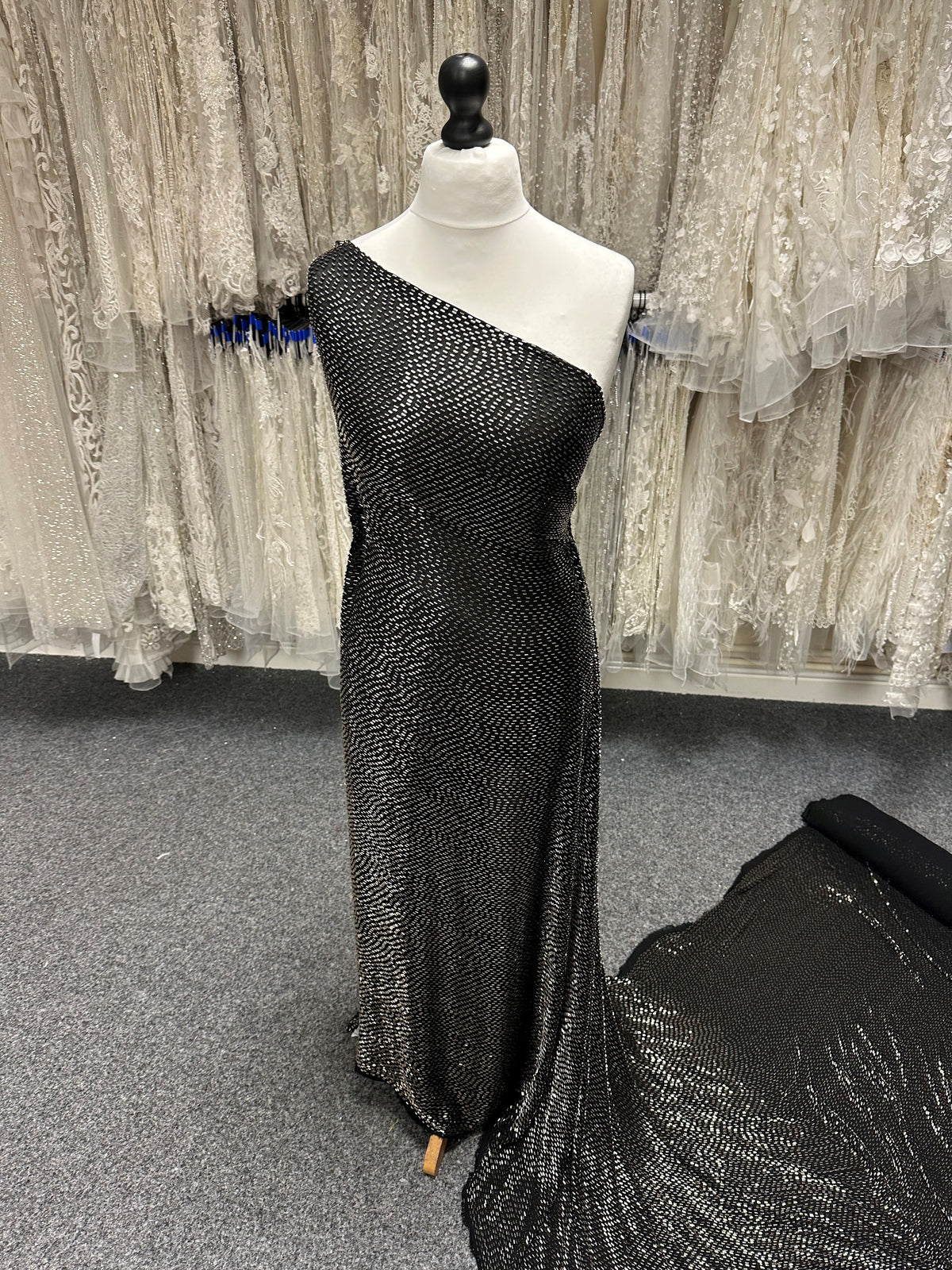 Schwarzer Georgette mit Perlen - Dara