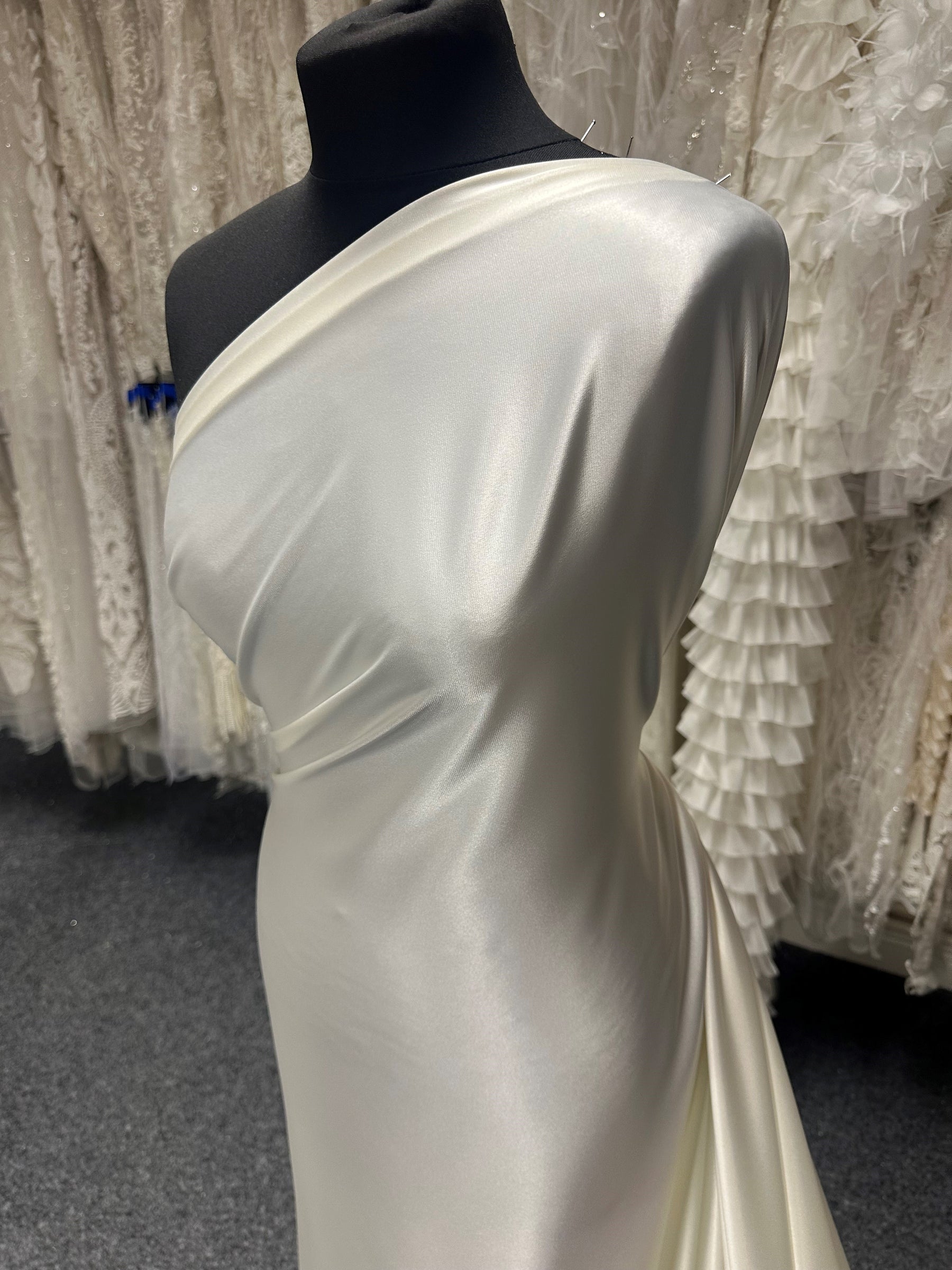 Elfenbeinfarbener Poly-Stretch-Satin – Zeremonie