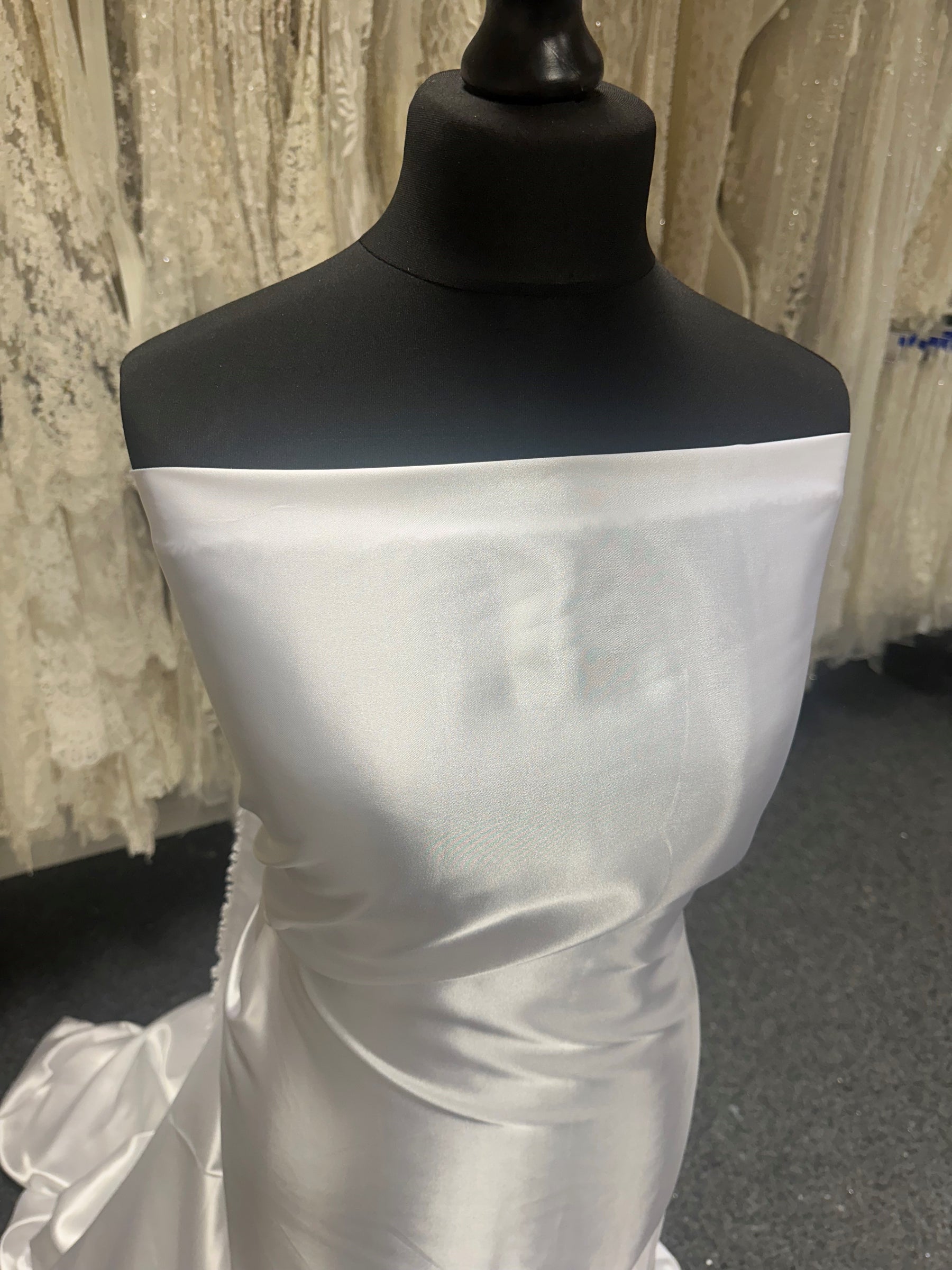 Weißer Polyestersatin – Ascot