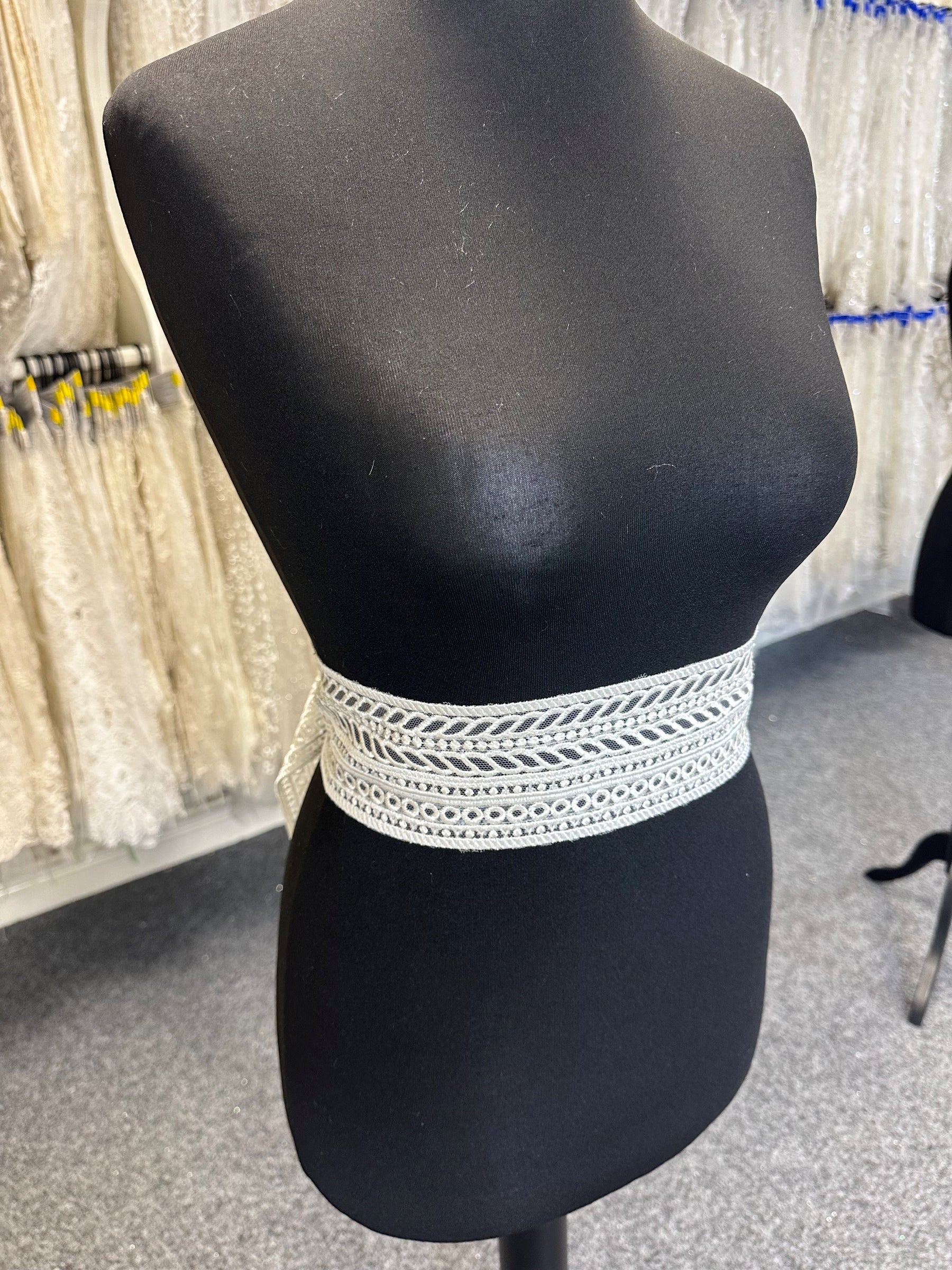 Elfenbeinfarbener Pailletten-Stickbesatz – Chardonnay