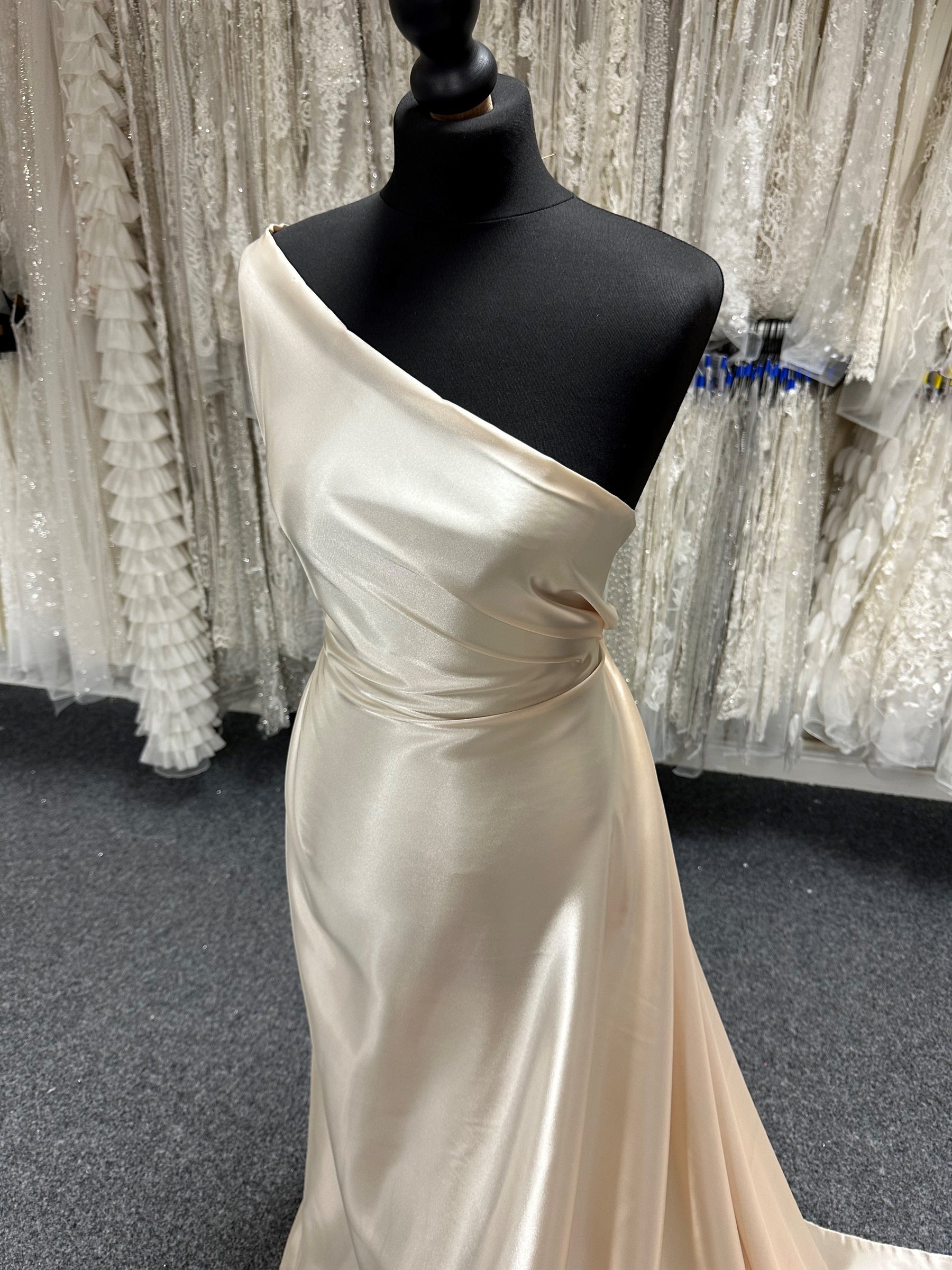Champagnerfarbener Polyestersatin - Sacred