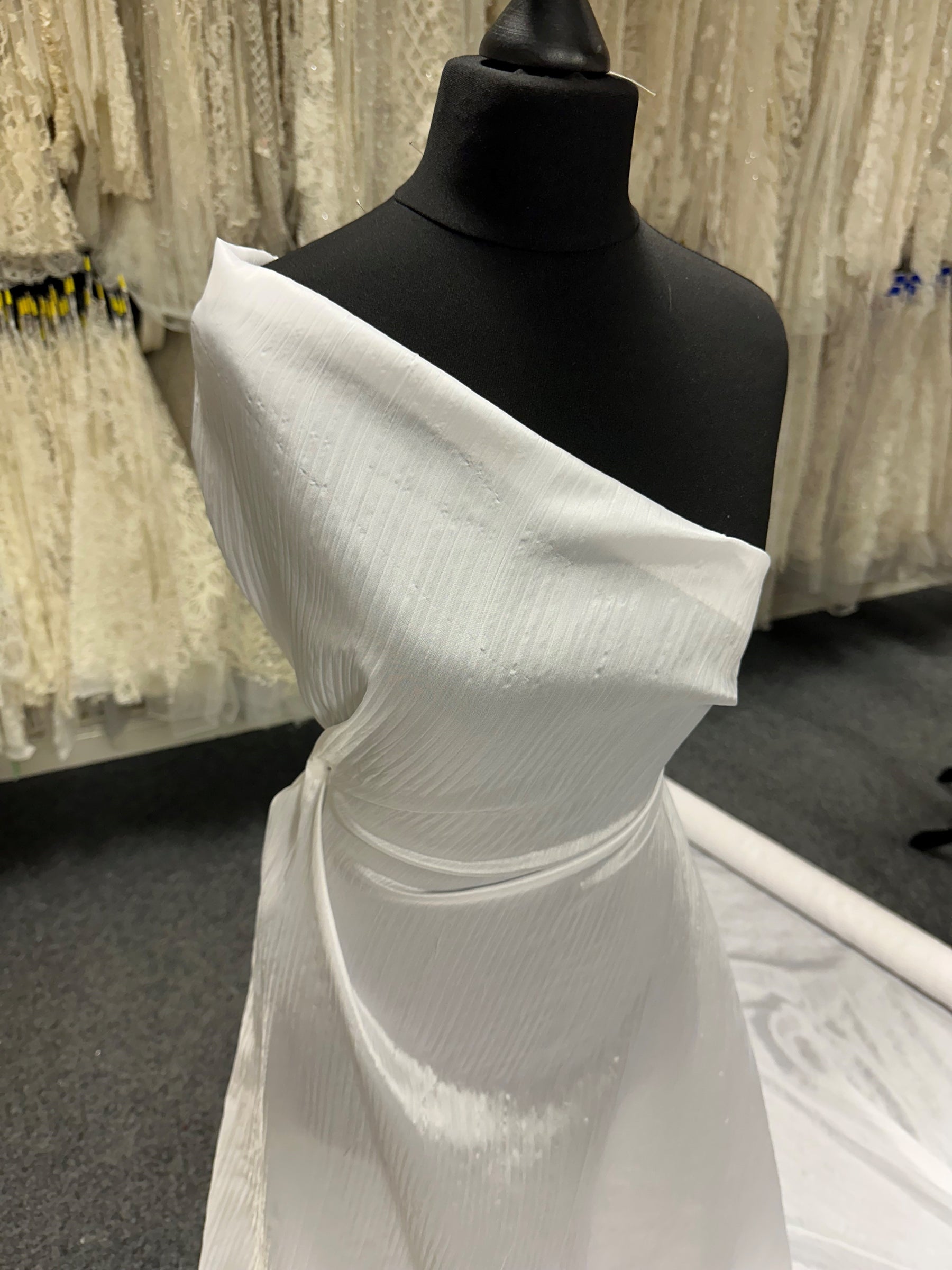 Weißer Knittersatin - Magnitude