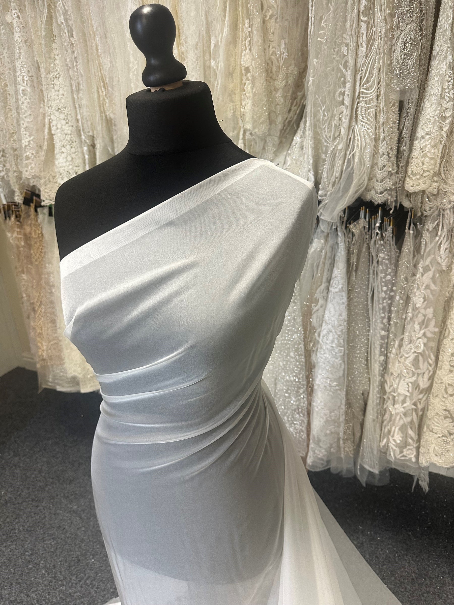 Elfenbeinfarbener Polyester-Chiffon – Honesty