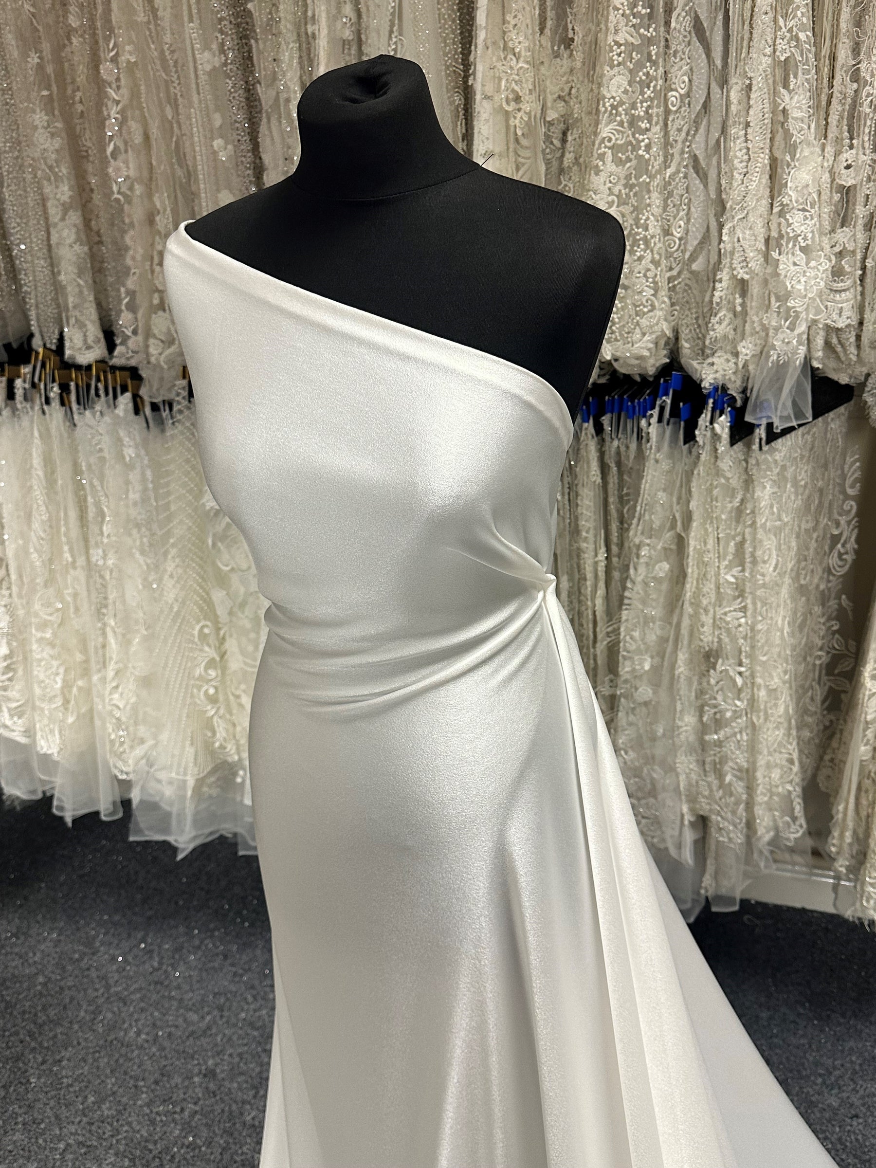 Elfenbeinfarbener Polyester-Kreppsatin – Refinement