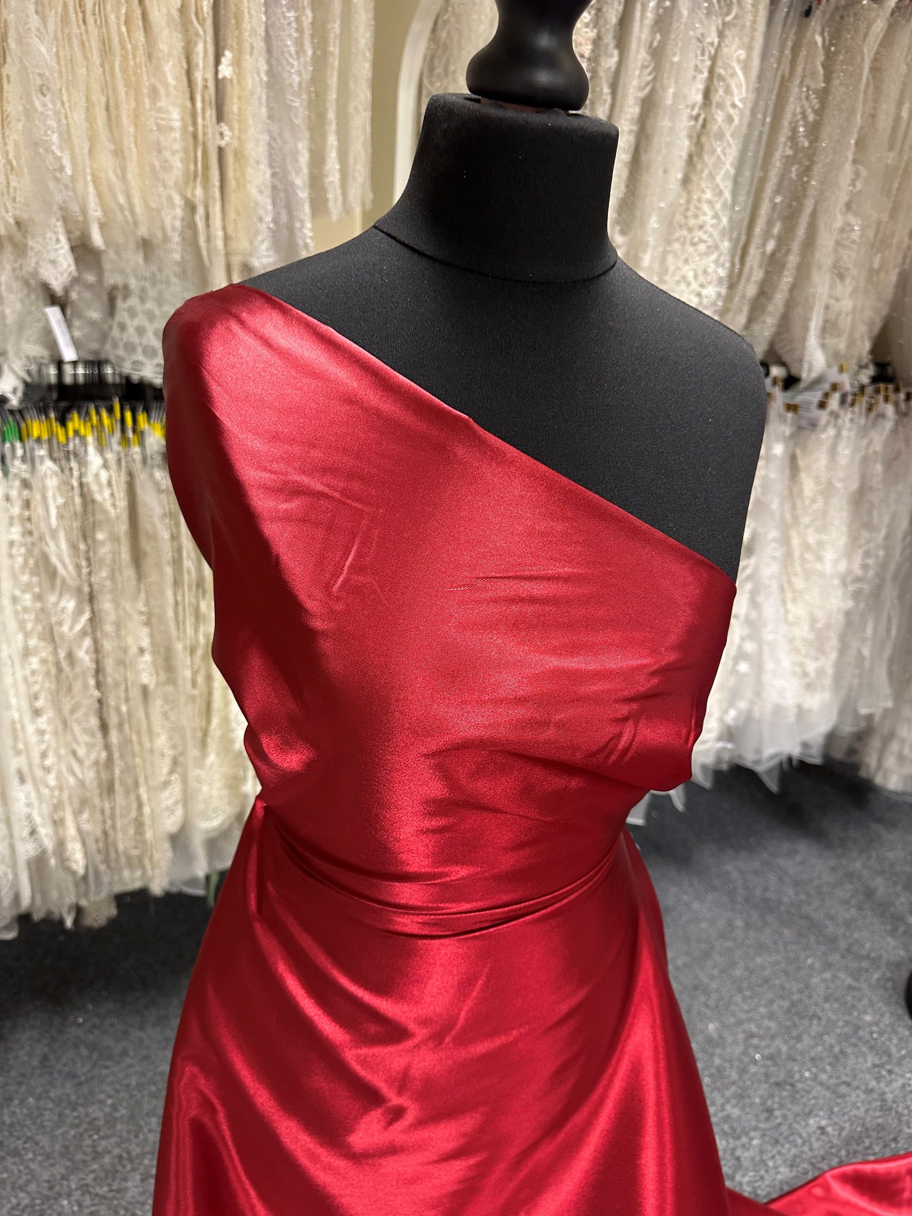 Weinroter Polyestersatin – Ascot