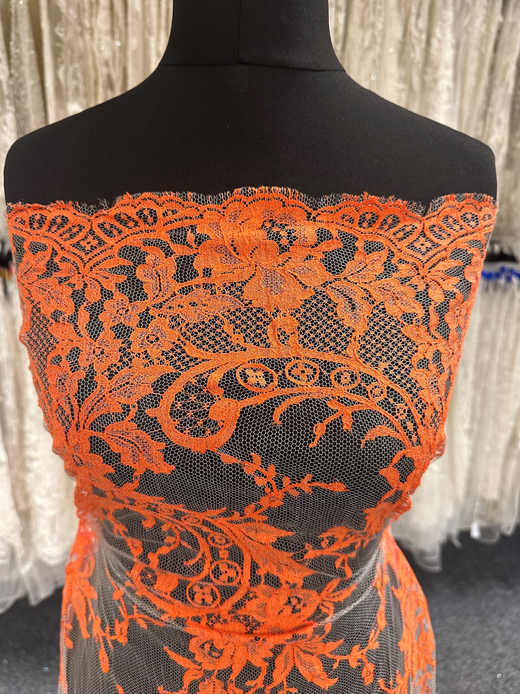 Frische orangefarbene Spitze – Kate