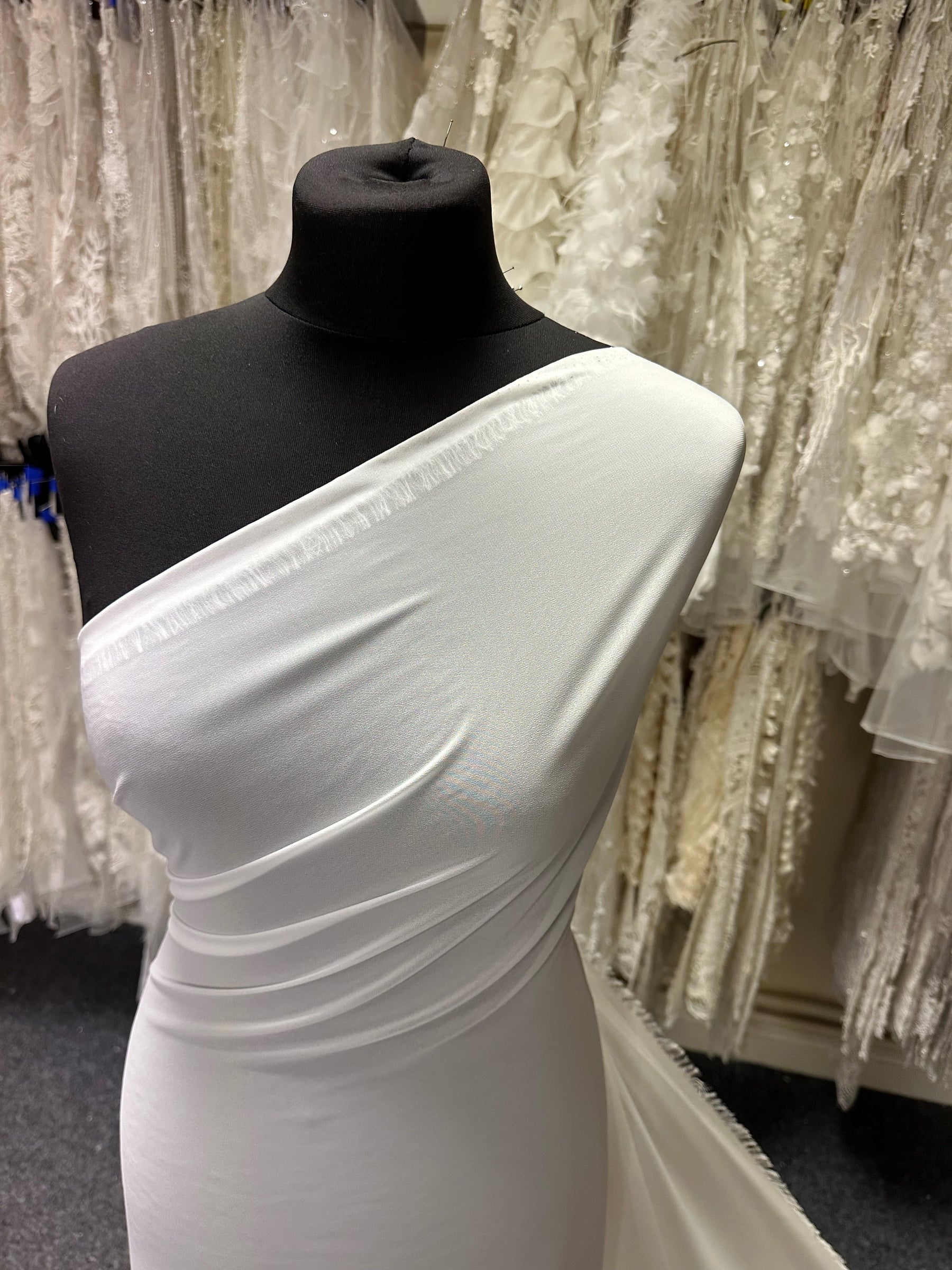Elfenbeinfarbener Polyester-Chiffon – Benevolence