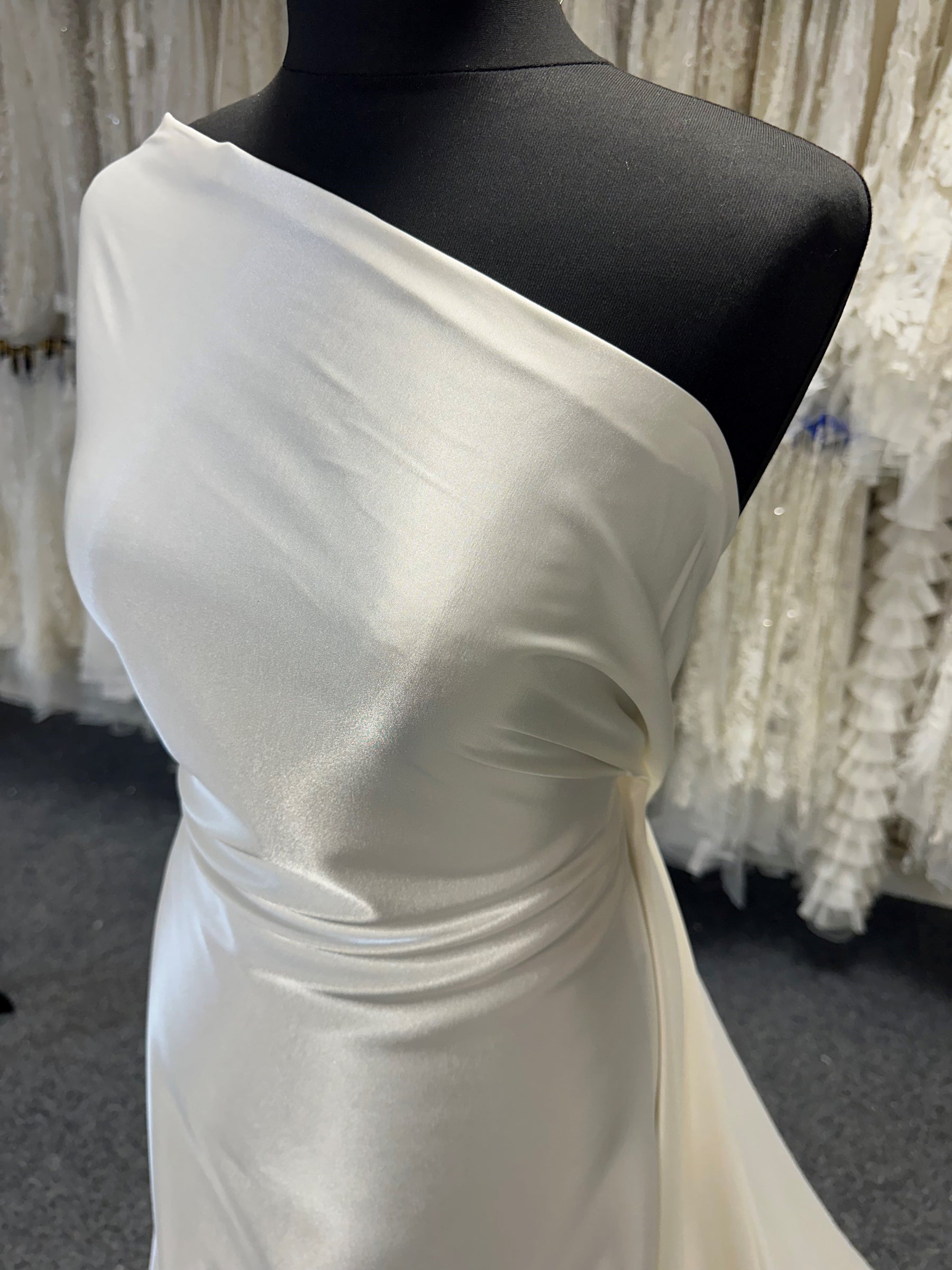 Elfenbeinfarbener Polyester-Stretch-Satin - Wisdom