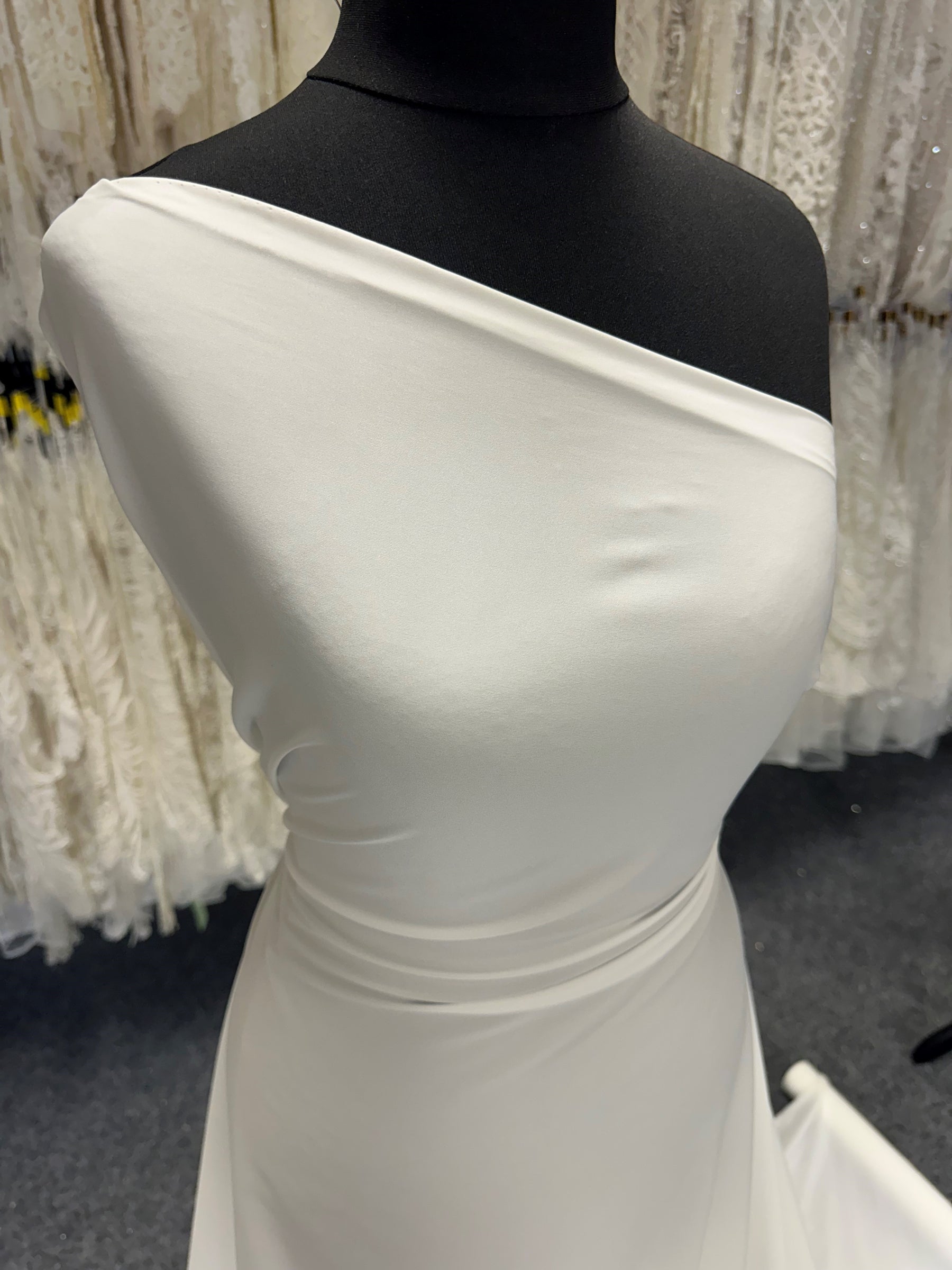 Elfenbeinfarbener weicher Polyester-Satinstoff - Kiss