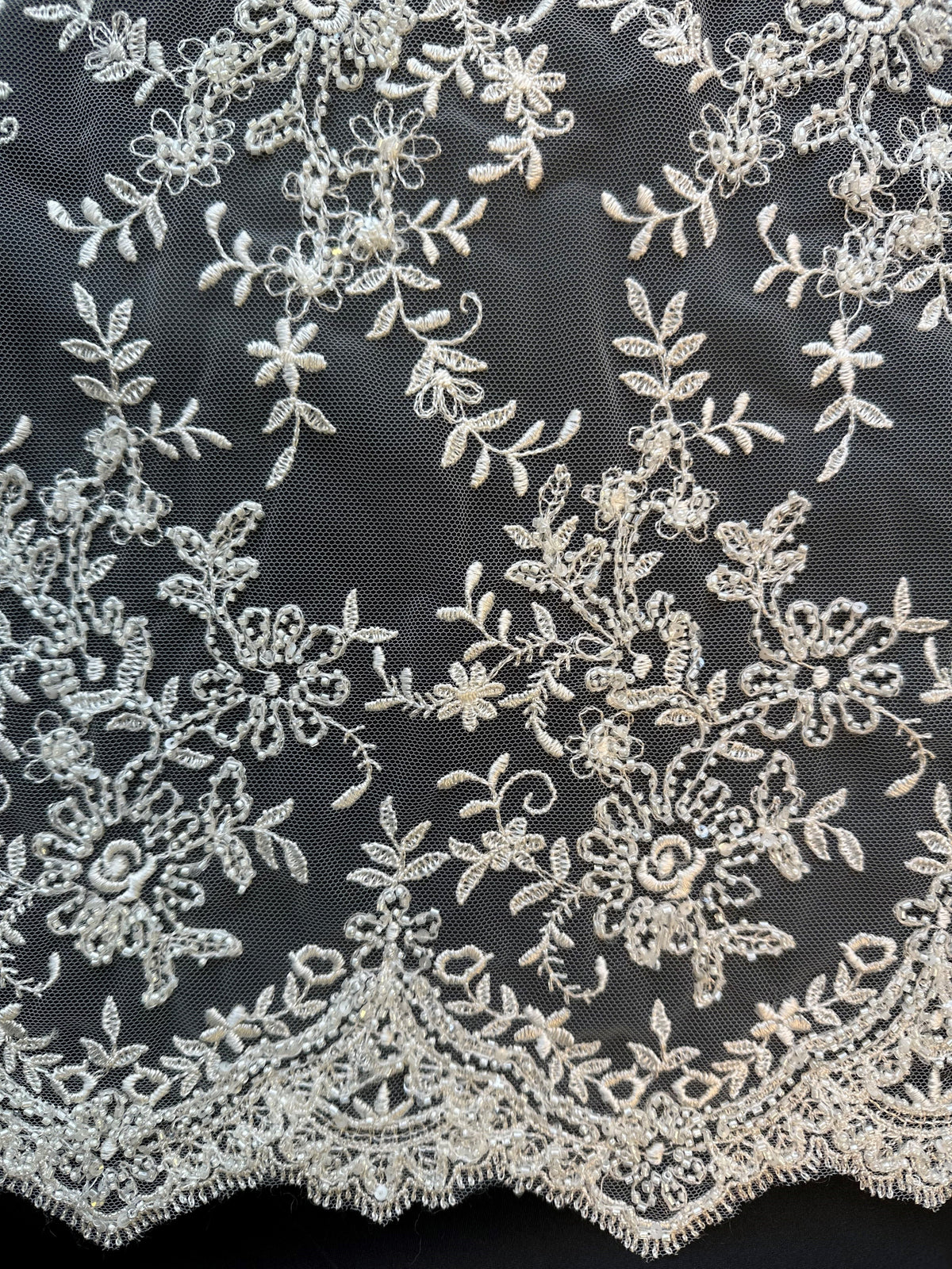 Elfenbeinfarbene Perlenspitze - Hada