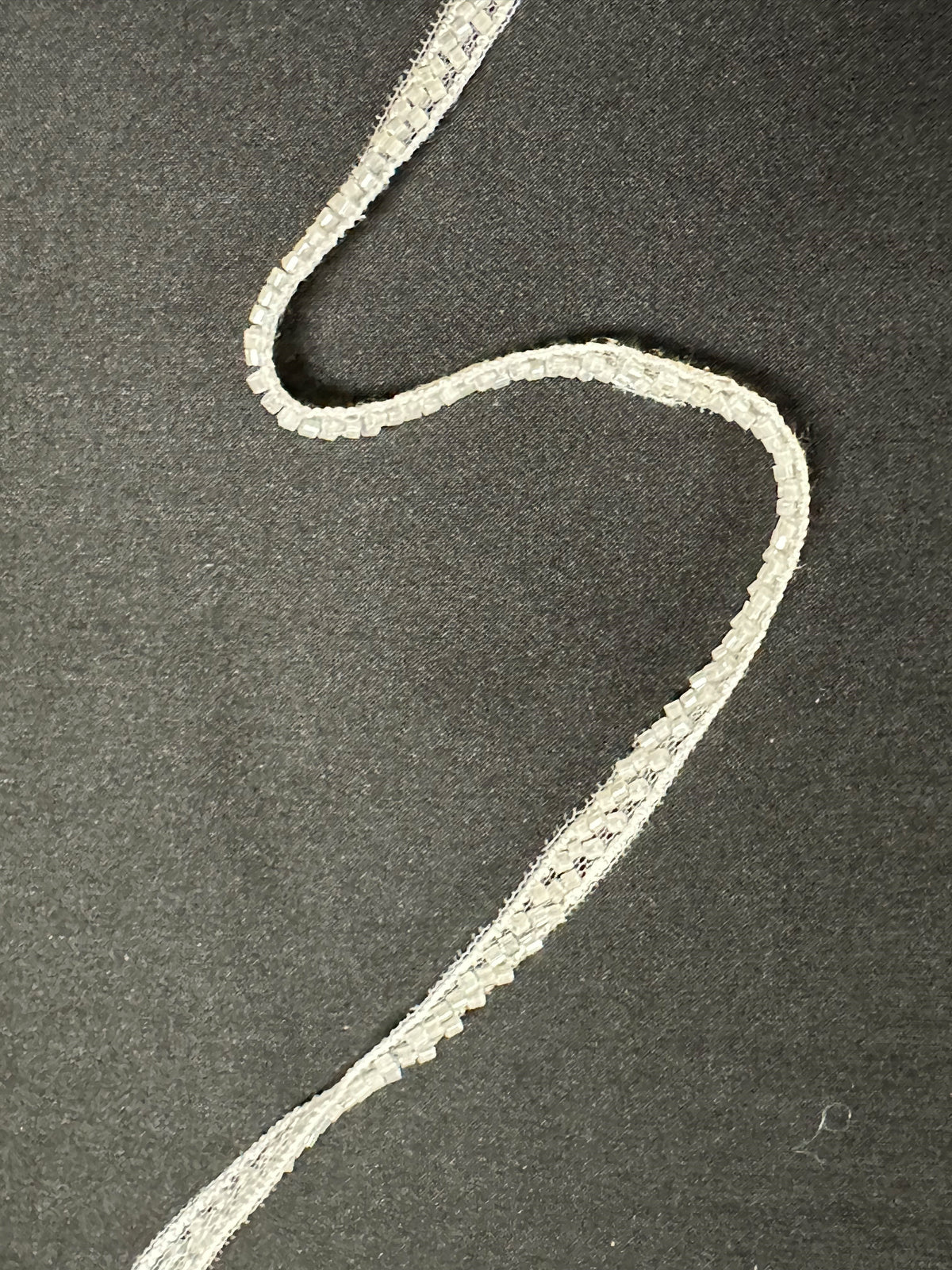 Schmale, elfenbeinfarbene Spitzenborte - Mettle