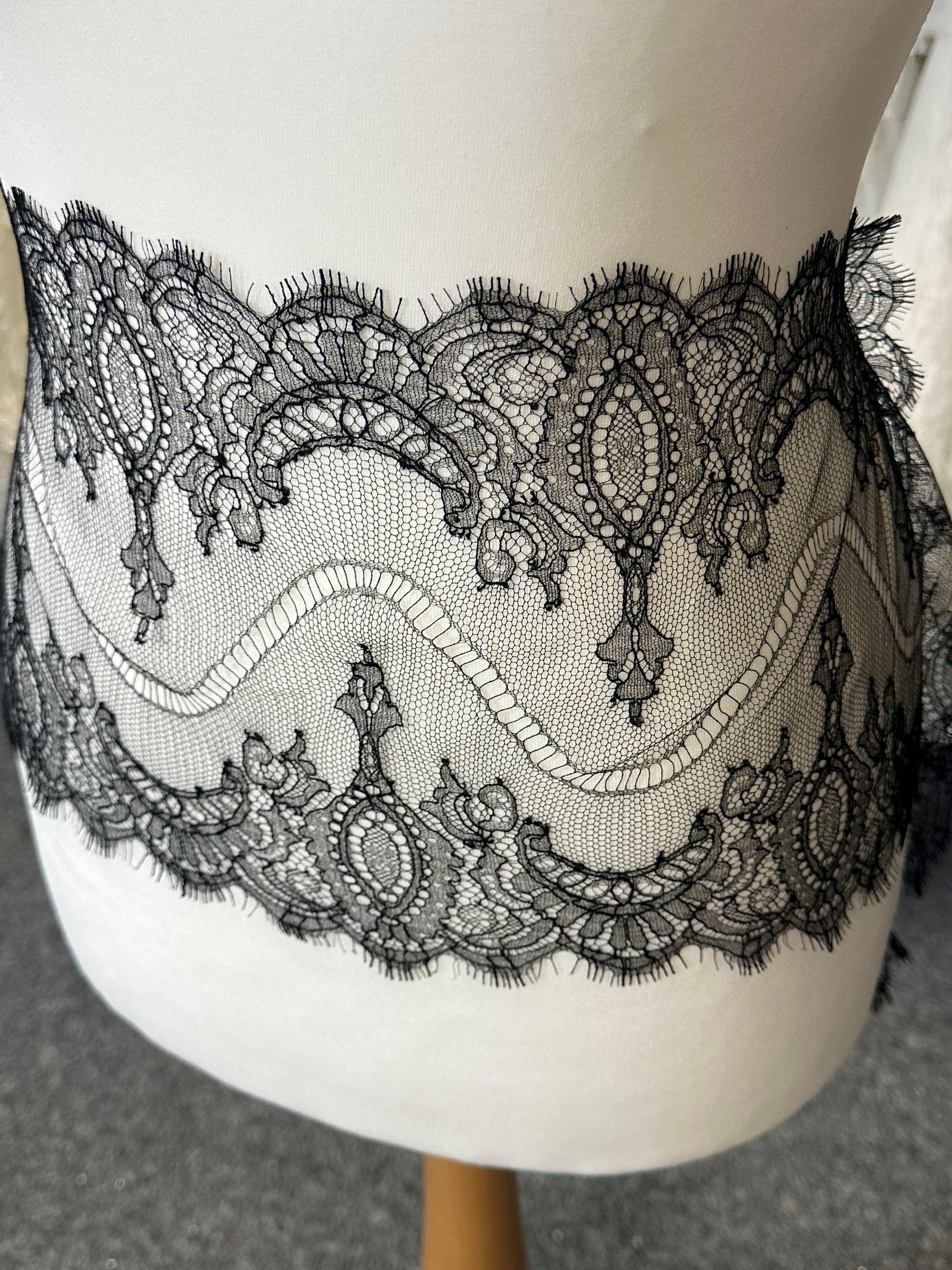 Schwarzer Öko-Chantilly-Spitzenbesatz – Devika