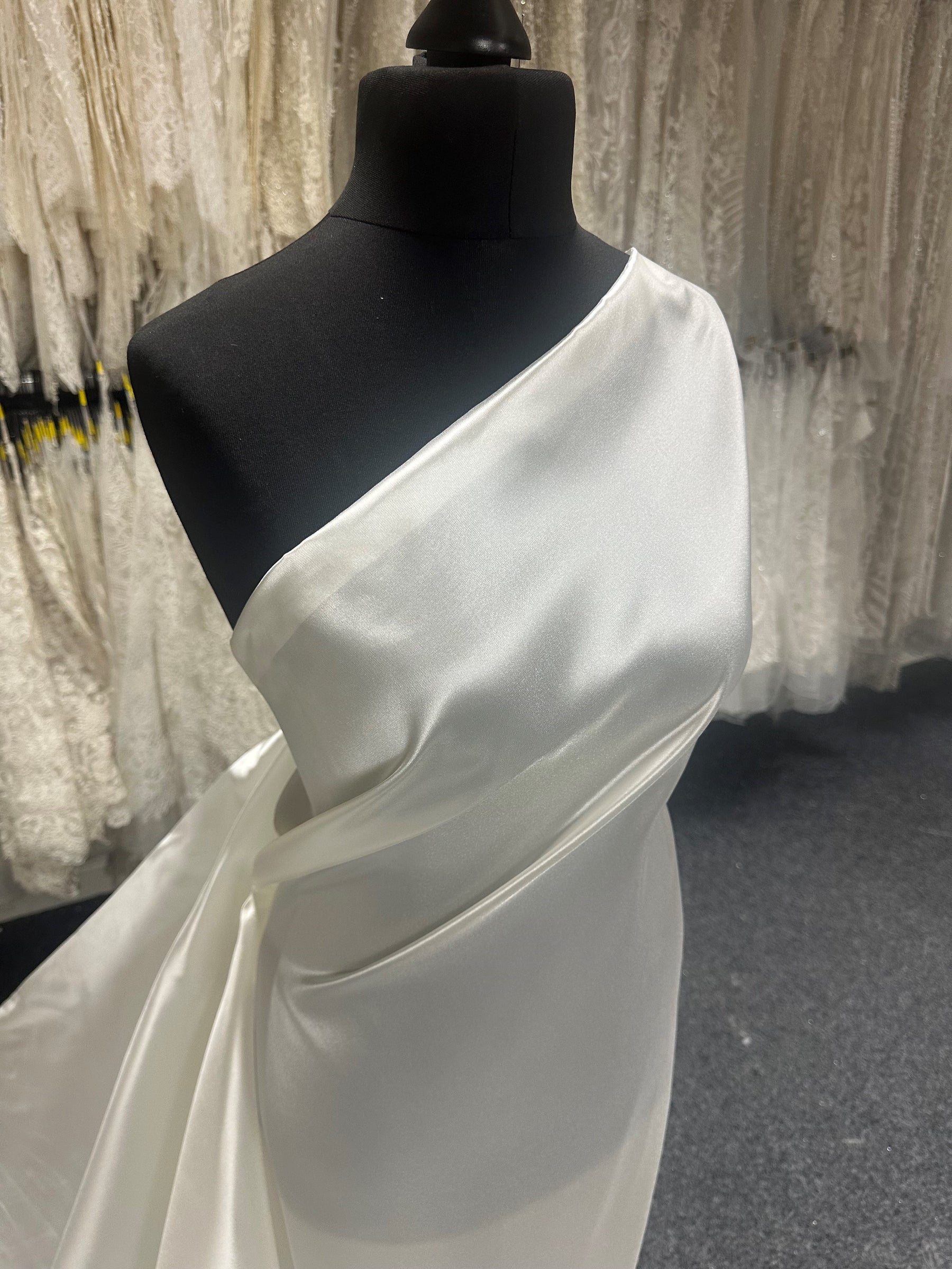 Elfenbeinfarbener Polyester-Taft – Walzer