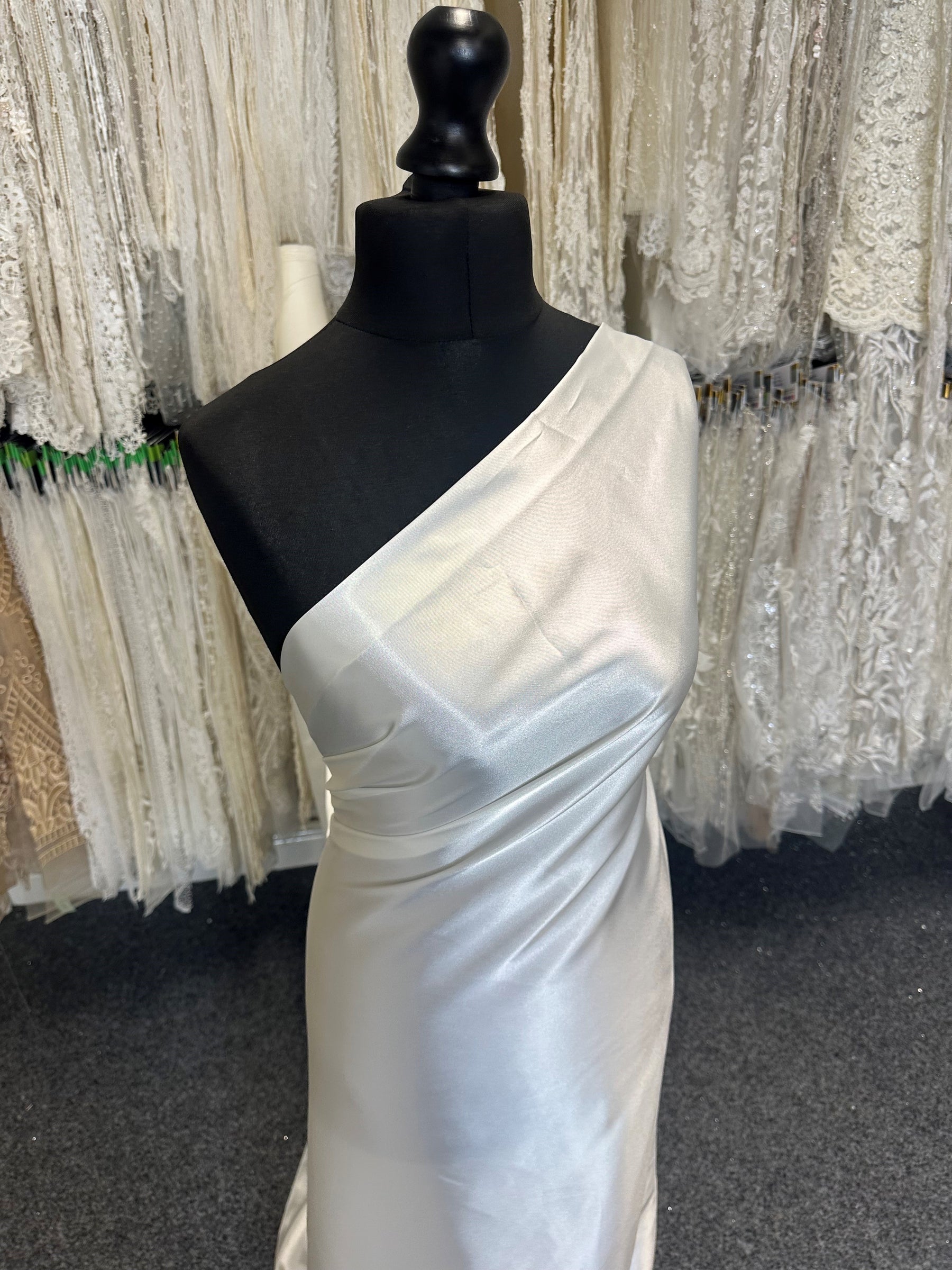 Elfenbeinfarbener Polyester-Satin - Sacred