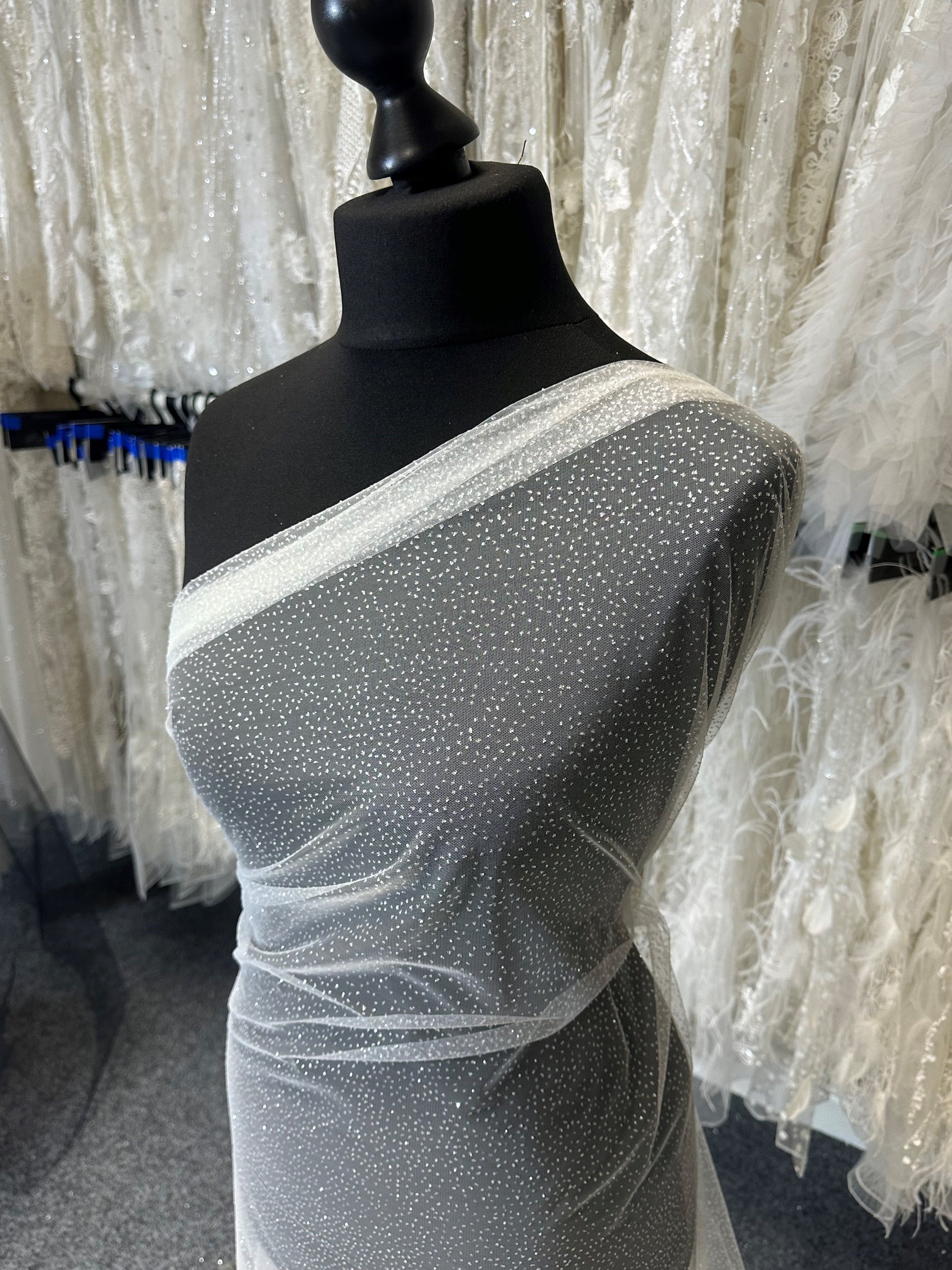 Elfenbeinfarbener Glitzertüll – Enmity