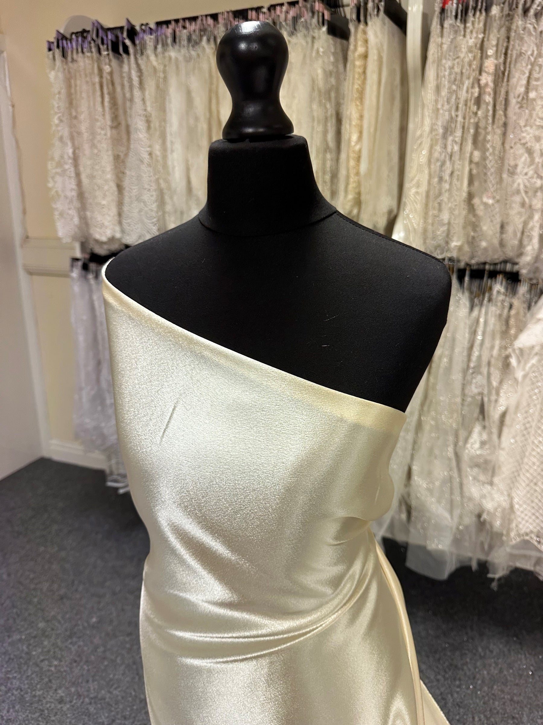 Cremefarbener Satin mit Rückseite aus Polyester-Krepp – Desire