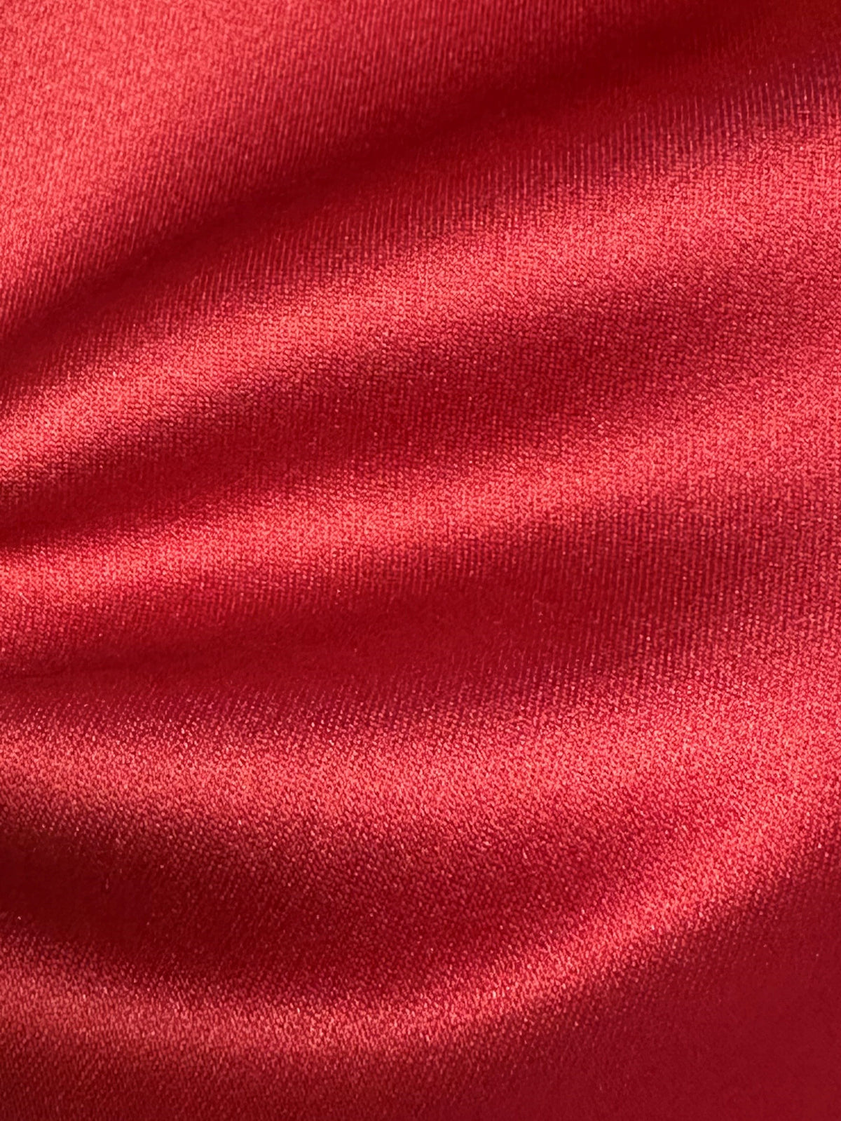 Burgunderroter Polyestersatin – Classique