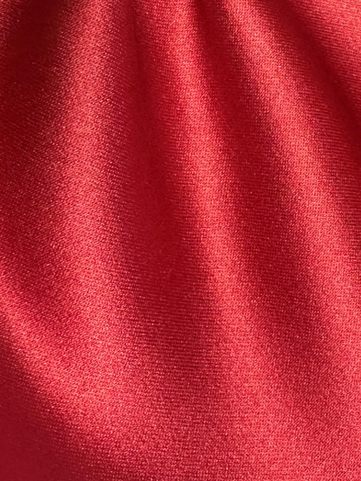 Burgunderroter Polyestersatin – Classique