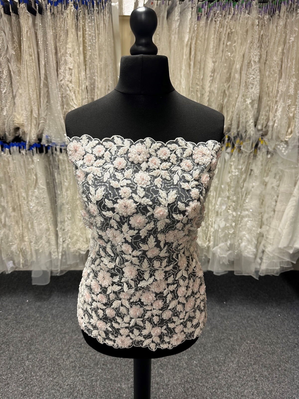 Elfenbeinfarbene und rosa Perlenspitze - Cantida