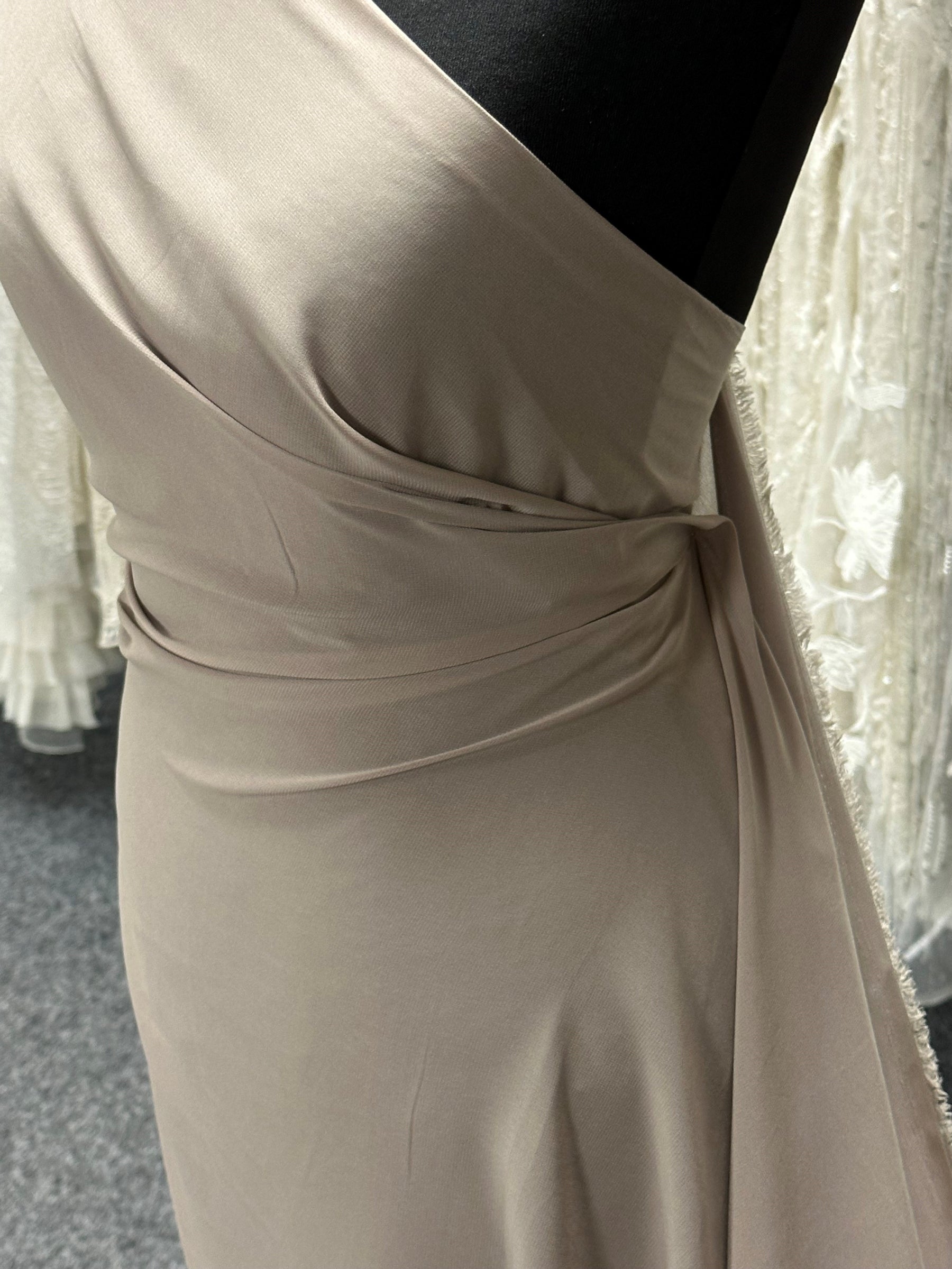 Taupefarbener Polyester-Chiffon-Stoff – Serendipity