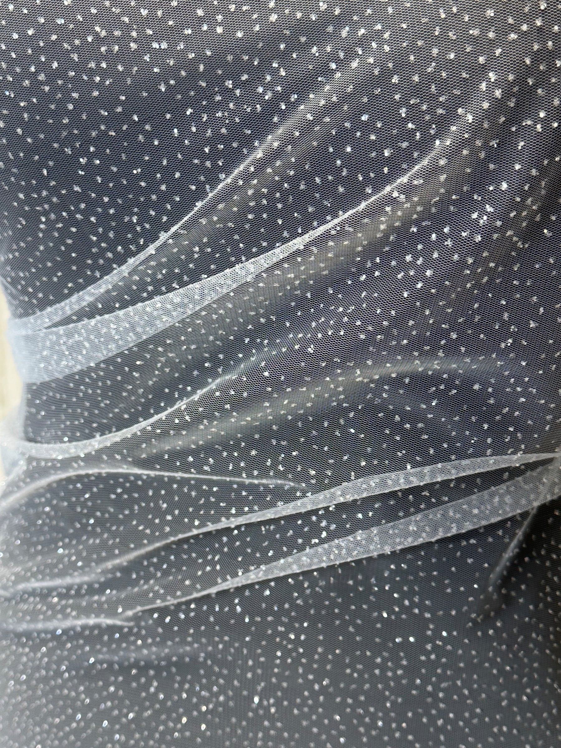 Elfenbeinfarbener Glitzertüll – Enmity