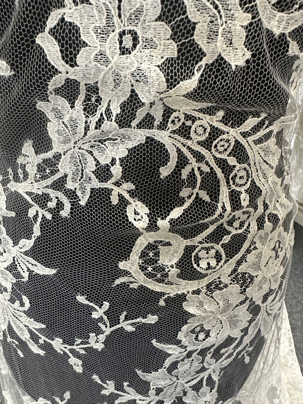 Bio-Elfenbein-Chantilly-Spitze – Hima