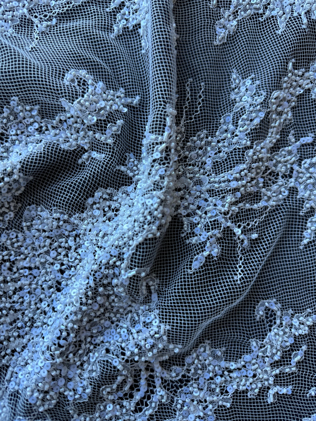 Elfenbeinfarbene Raschelspitze mit handbestickten Perlen - Decima