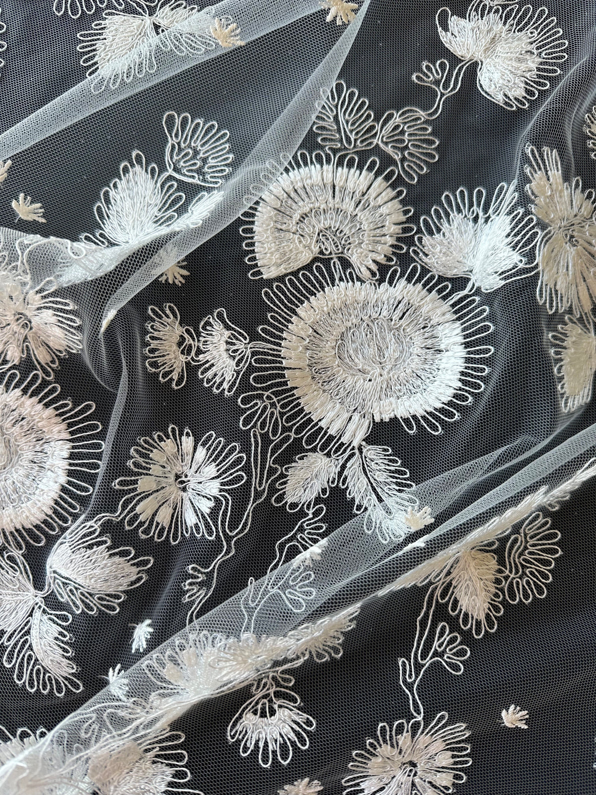 Elfenbeinfarbene italienische bestickte Spitze - Koda