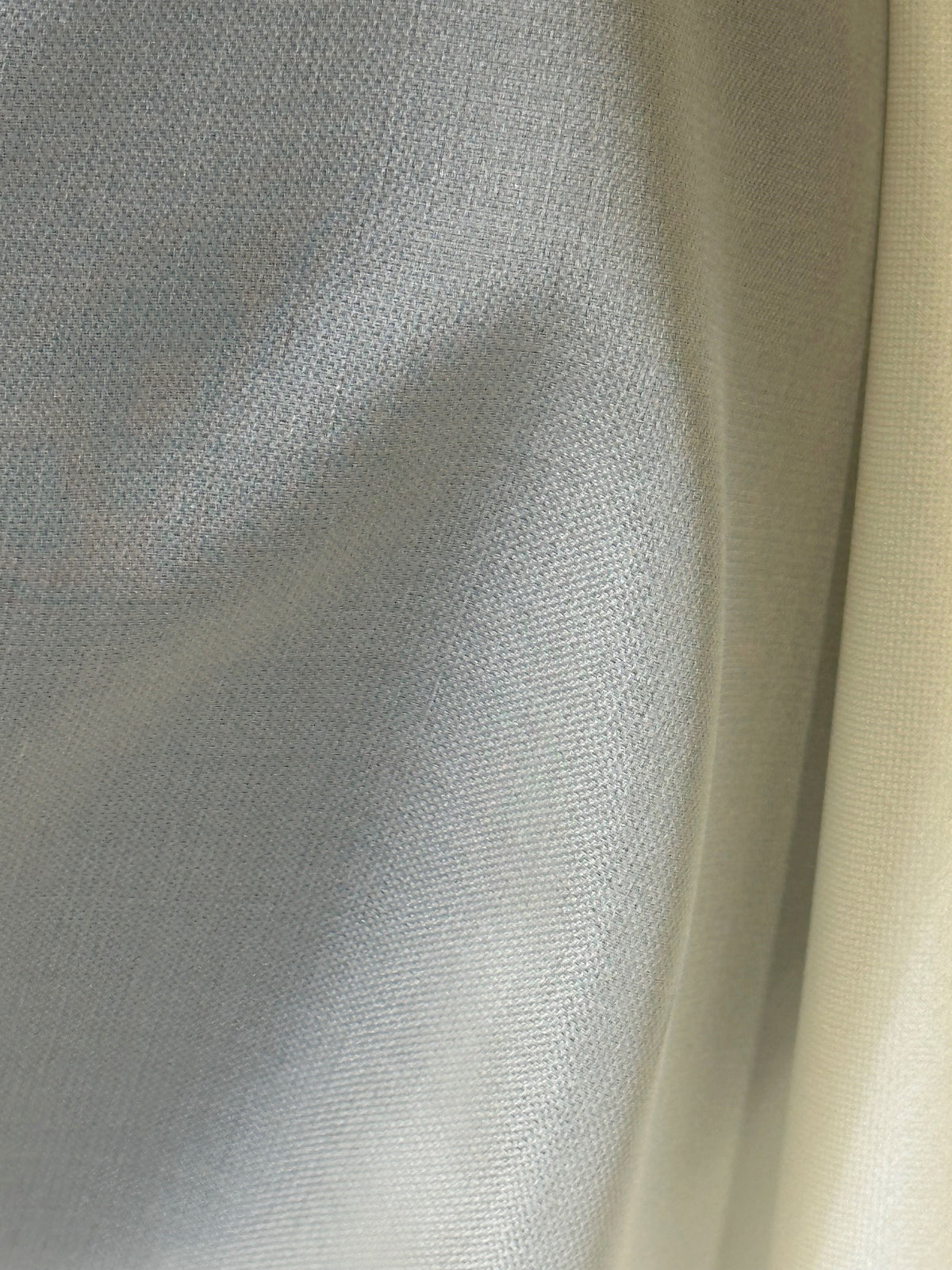 Strukturierter Organza aus elfenbeinfarbener Seide – Künstler