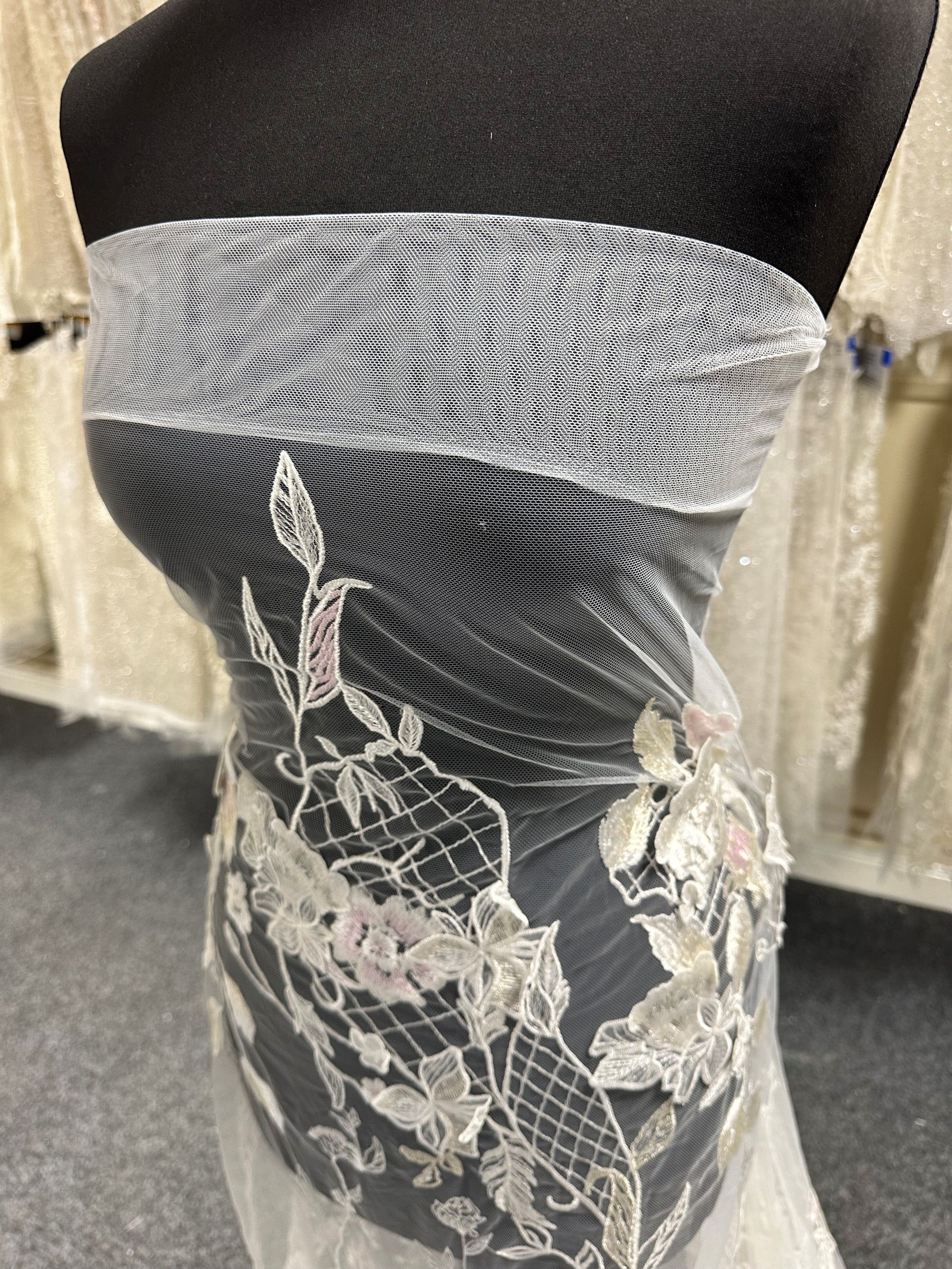 Spitze aus Elfenbein und Rouge – Antonella